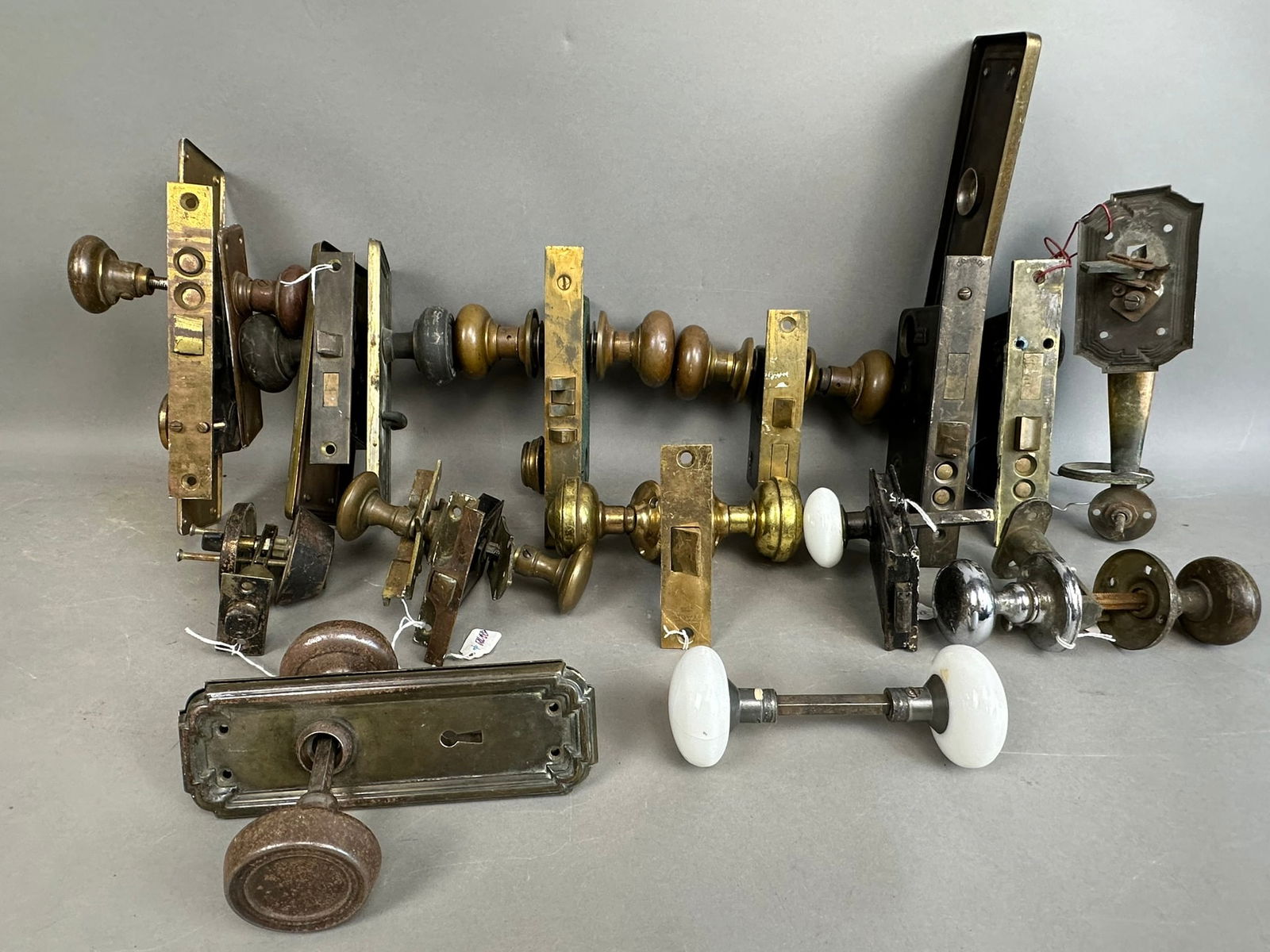 26 Piece Lot Antique Brass Porcelain Antique Door Knob Lock Plate Hardware 13 Matching Sets (1 of 13)