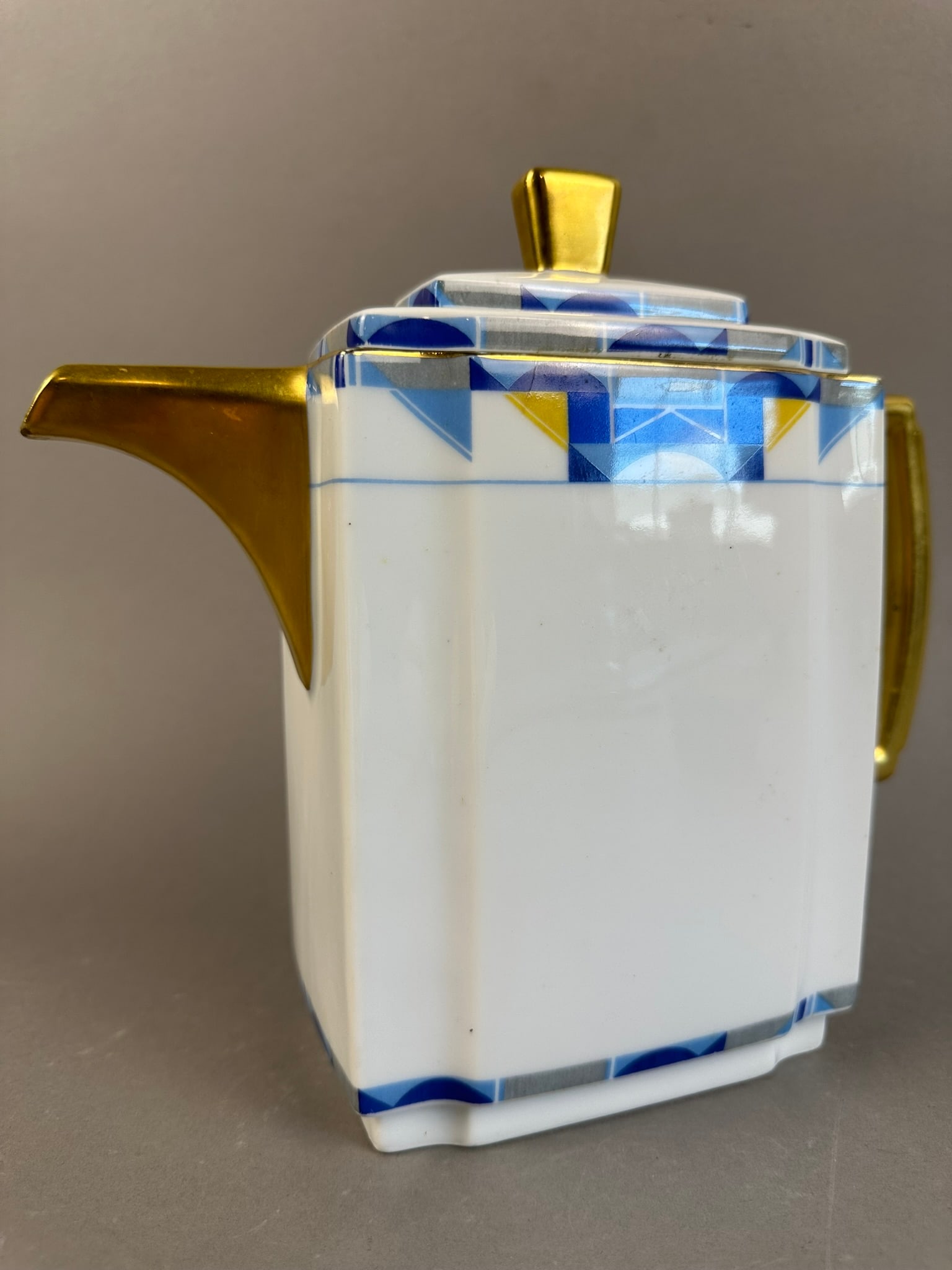 Antique Art Deco Limoges Porcelain Coffee Tea Pot: Beautiful antique art deco limoges porcelain coffee or tea pot. Beautiful lines make up this limogues coffee pot. Overall measurements are 9.5"x3.75"x9.25". Overall excellent condition.
