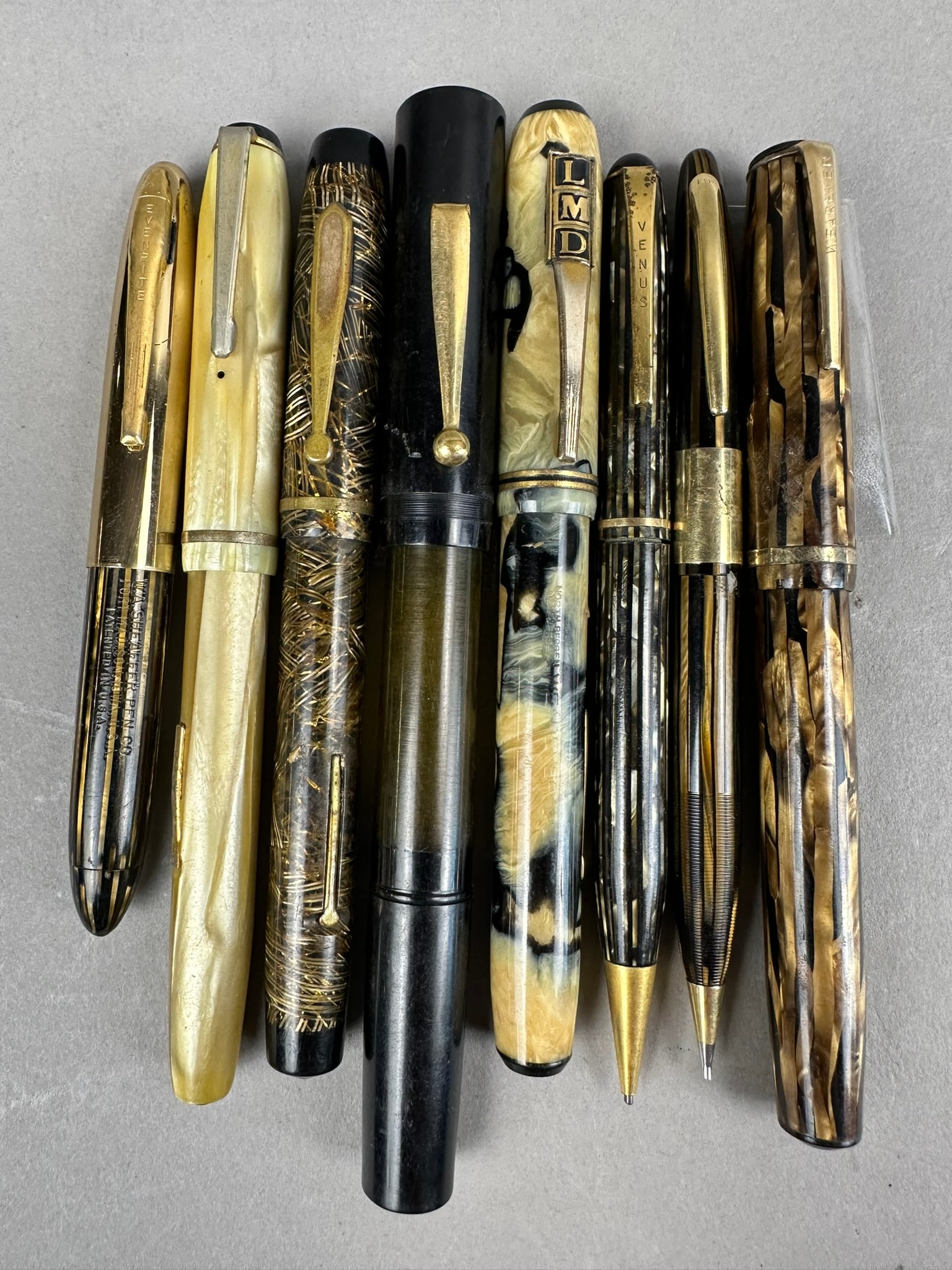 8 Art Deco Era Wearever Founatin Pen Pencil 14K: This lot consists of 8 pieces, 6 are fountain pens and 2 are pencils. This lot features Shaeffer, Vwenus, Wearever, Postal Reservoir, Clipper Wasp. Beautiful lot, lots of color.