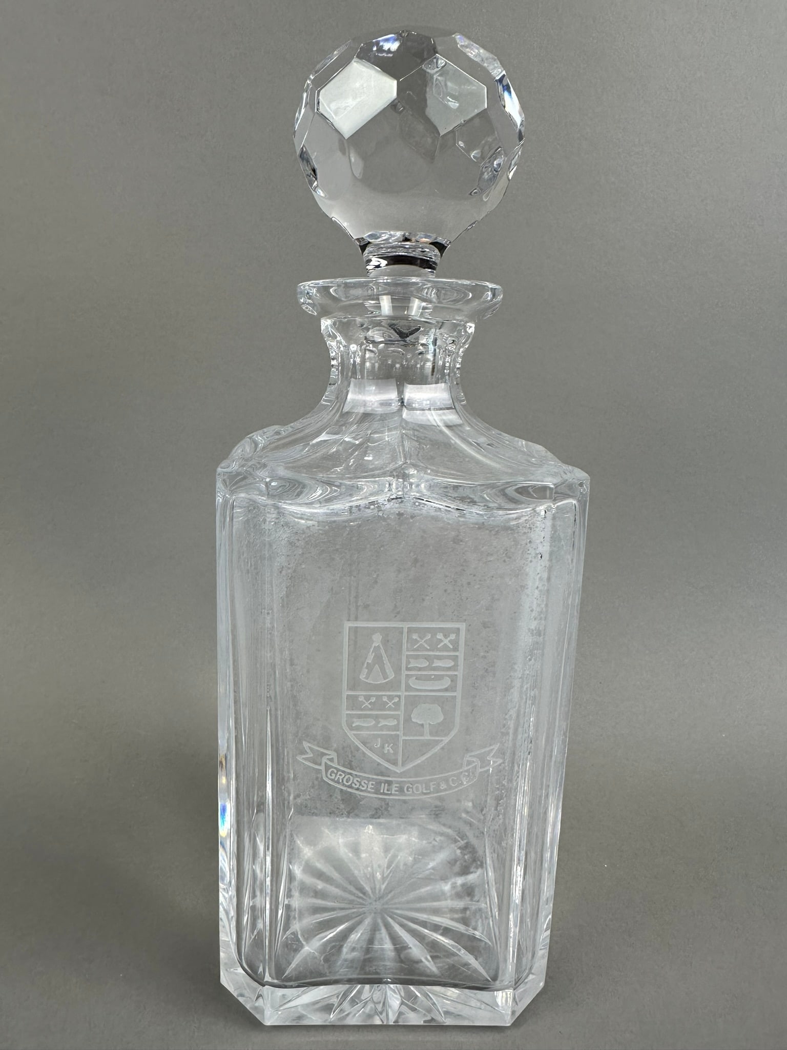 Crystal Glass Liquor Decanter Grosse Ile Country Club: This lot consists of a heavy crystal glass liquor decanter from the Grosse Ile Country Club Grosse Ile Township Michigan, Detroit suburb. Beautiful condition.
