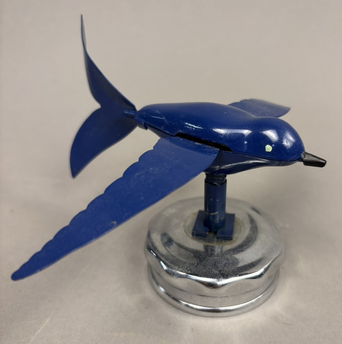 Flying Bird w/ Moving Wings 50s Car Hood Ornament: Excellent original car hood ornament as shown. Great original condition! See all photos for a better idea on condition.