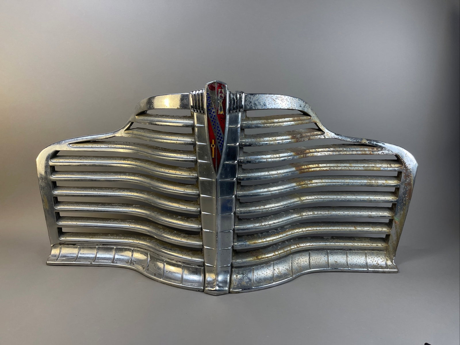 1940s Buick Roadmaster Grille w/ Enamel Badge Emblem: Great original 1940s griller that measures 38" x 19"