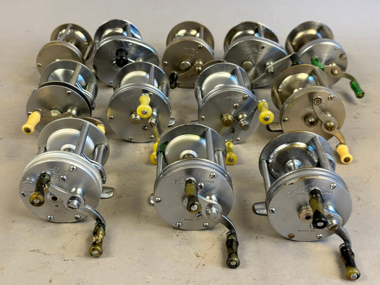 12 40s 50s Shakespeare New Yorker Fishing Reels: Great selection of 12 reels, 11 are Shakespeare and 1 is a New Yorker brand. Please see pics for details.