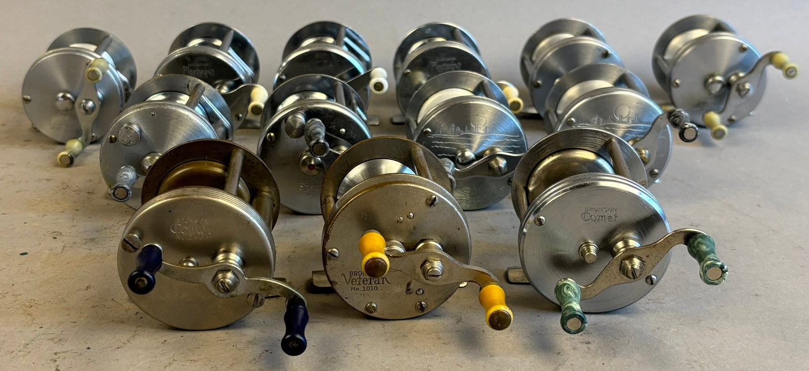 13 40s 50s Bronson Bait Casting Fishing Reels: Great selection of 13 Bronson brand fishing reels. Please see pics for details on reels.