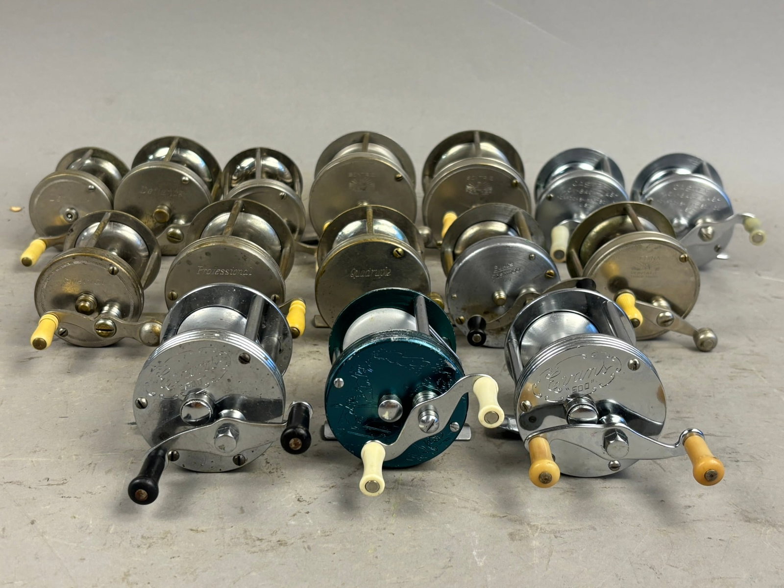 15 40s 50s Horrocks Defiance Buhls Fishing Reels: Great selection of 15 fishing reels. Several brands in this lot, including Horrocks, Buhls, Defiance, Sentrie, and others. Please see pictures for details.