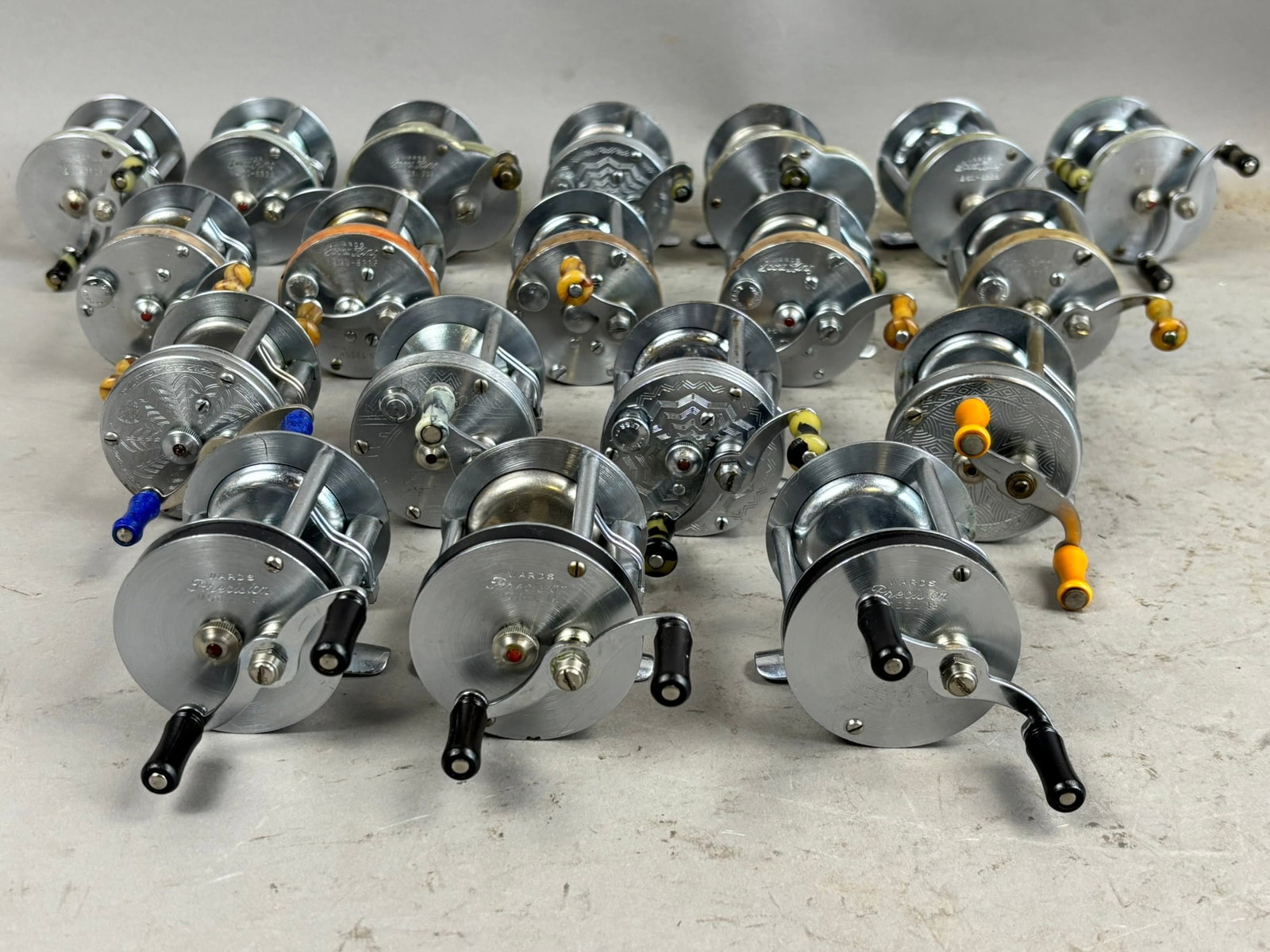 19 40s 50s Wards Bait Casting Fishing Reels: Great selection of 19 Wards brand fishing reels. Please see pics to get details on reels.