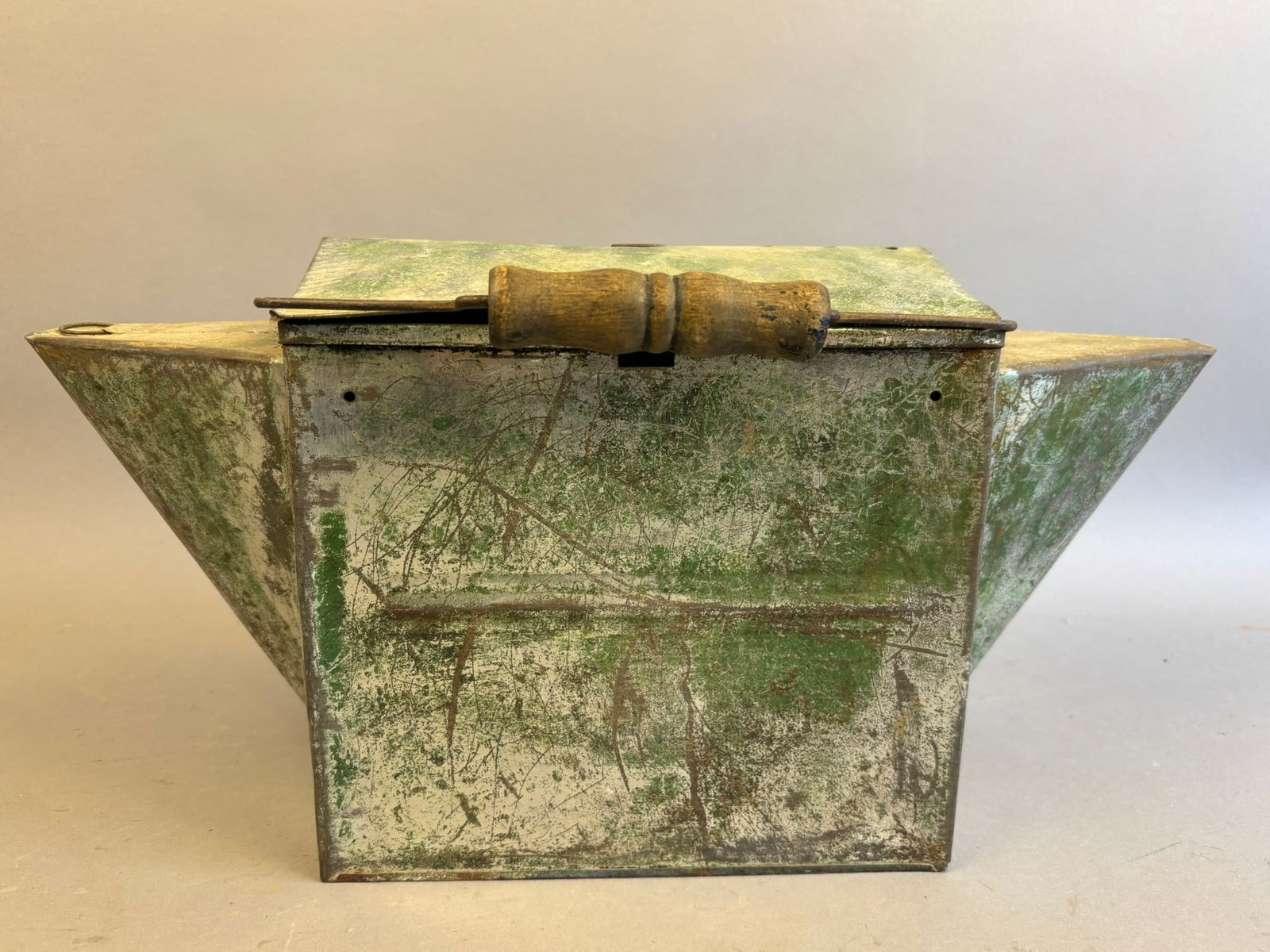 Antique Submarine Galvanized Green Minnow Bucket (1 of 8)