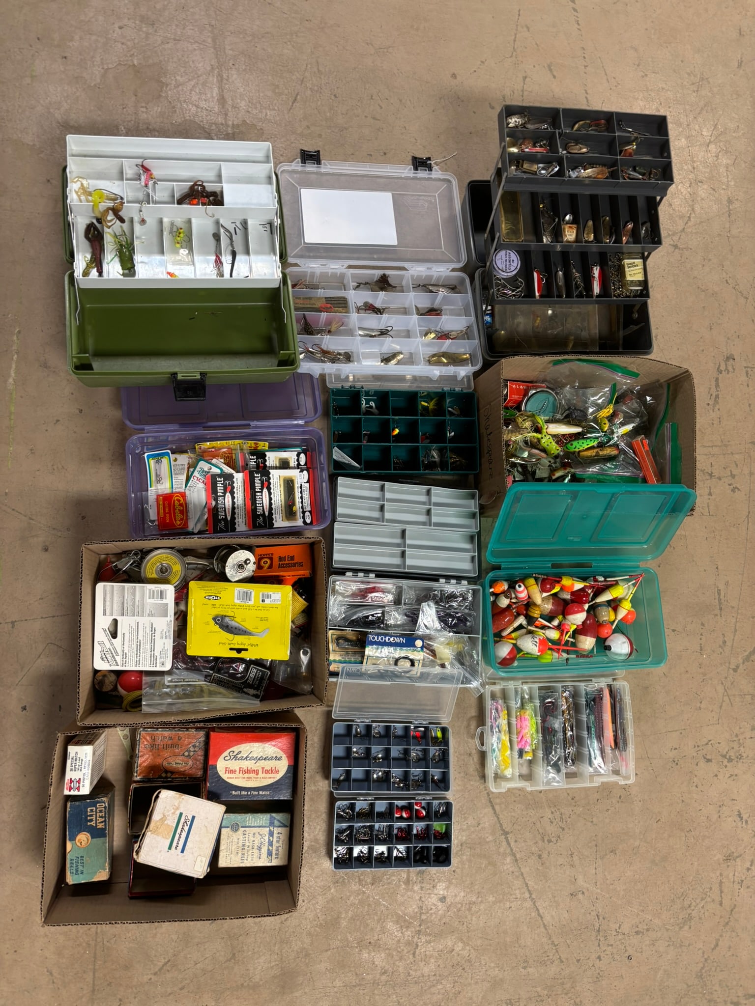 Large Lot Vintage Fishing Tackle Boxes Reels Lures (1 of 12)