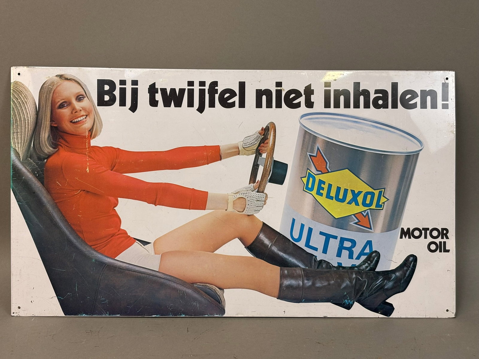 60s SST Sunoco Deluxol Motor Oil Advertising Sign: This lot features a vintage 60s era Sunoco Deluxol Motor Oil Advertising Sign, appears to be German language. Overall measurements are 17.75"x10".