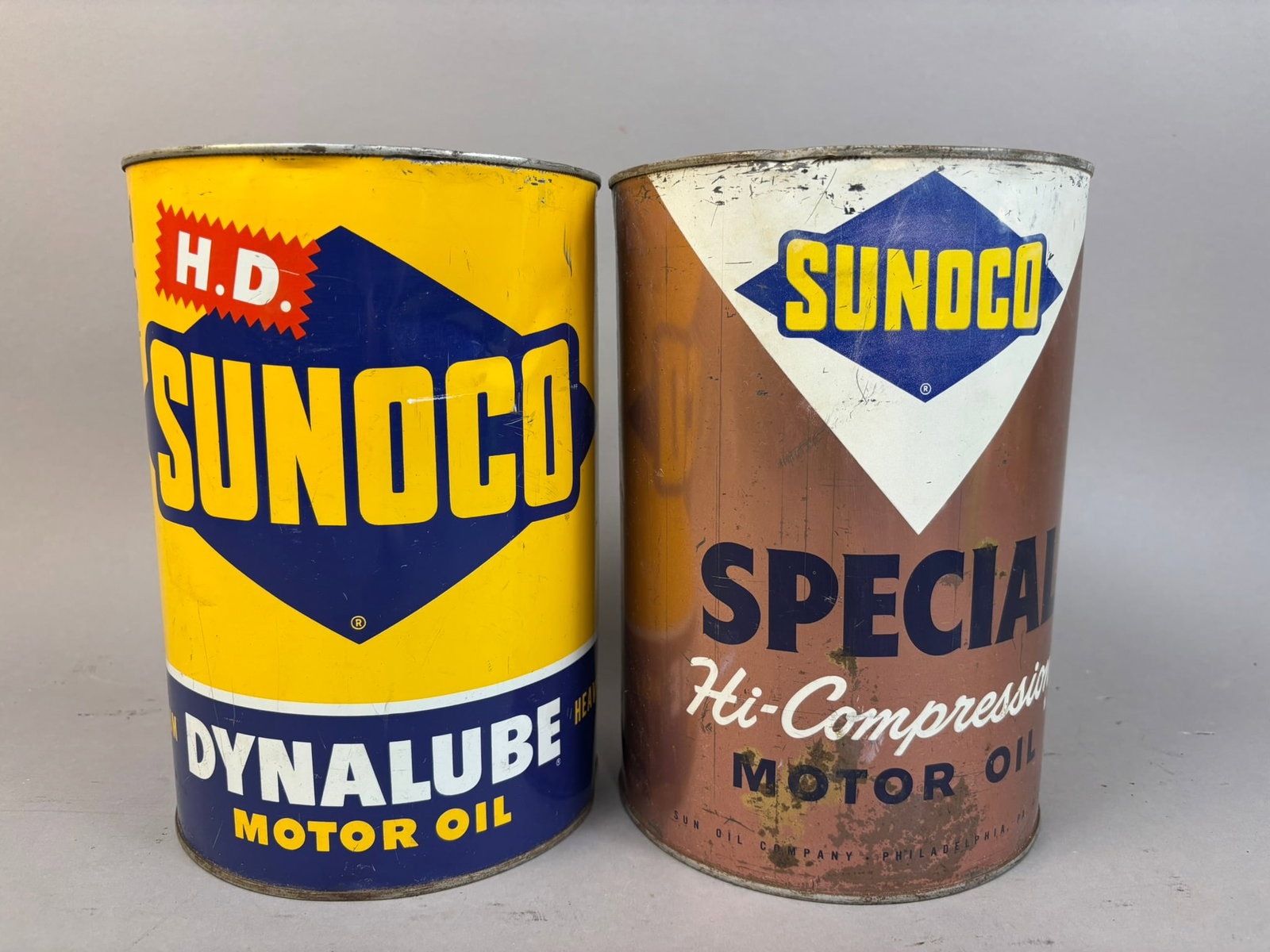 2 Sunoco Motor Oil Dynalube Special 5 Quart Cans: This lot features a pairing of vintage Sunoco Motor Oil 5 quart cans. Both cans are empty both are missing top lids. Please review all pictures for best description.