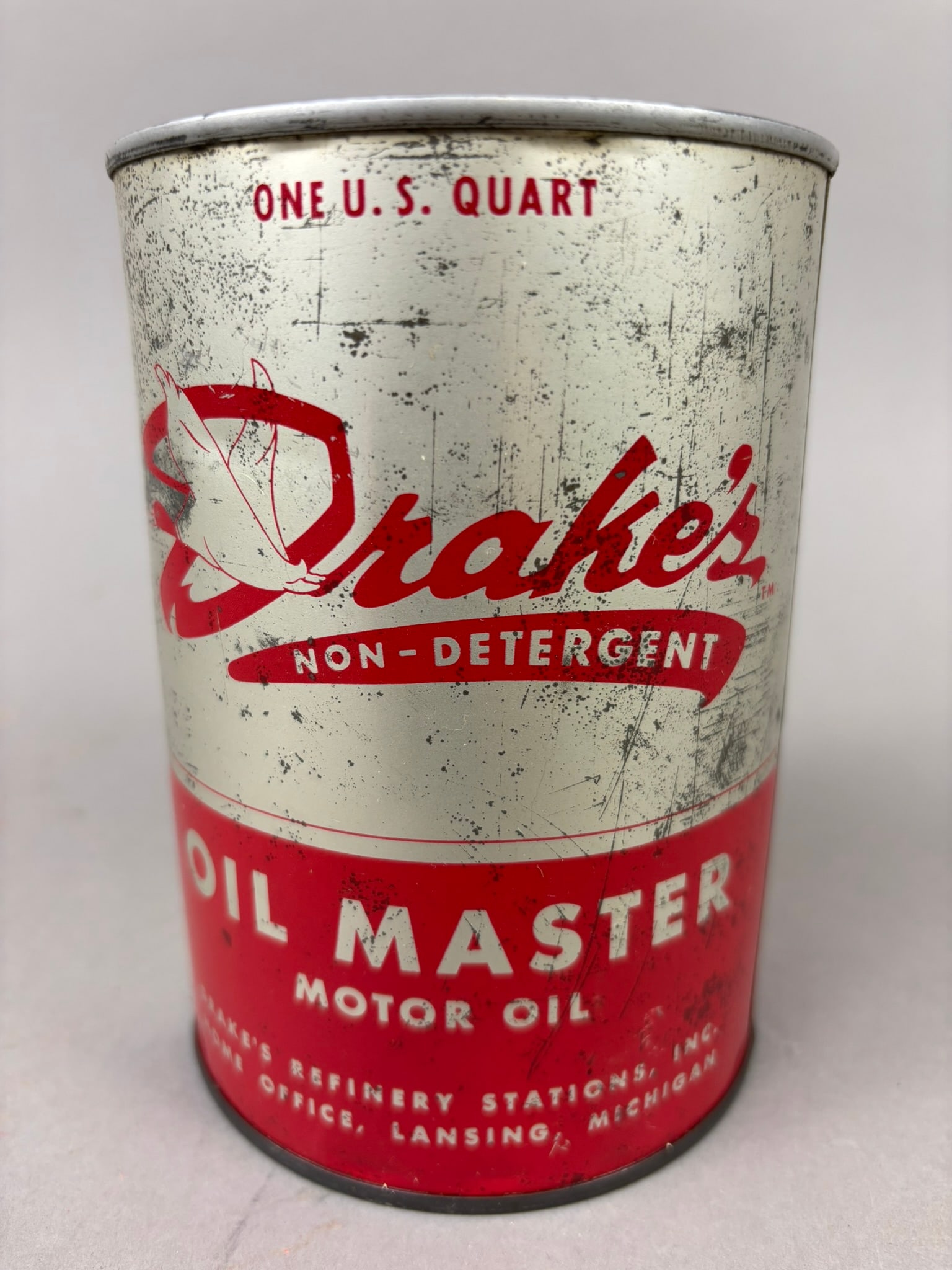 Vintage Drakes Master Motor Oil Metal Quart Can: This lot features a Drakes Oil Master quart can, can is empty and has spots of wear and loss. Please review all pictures for best description.