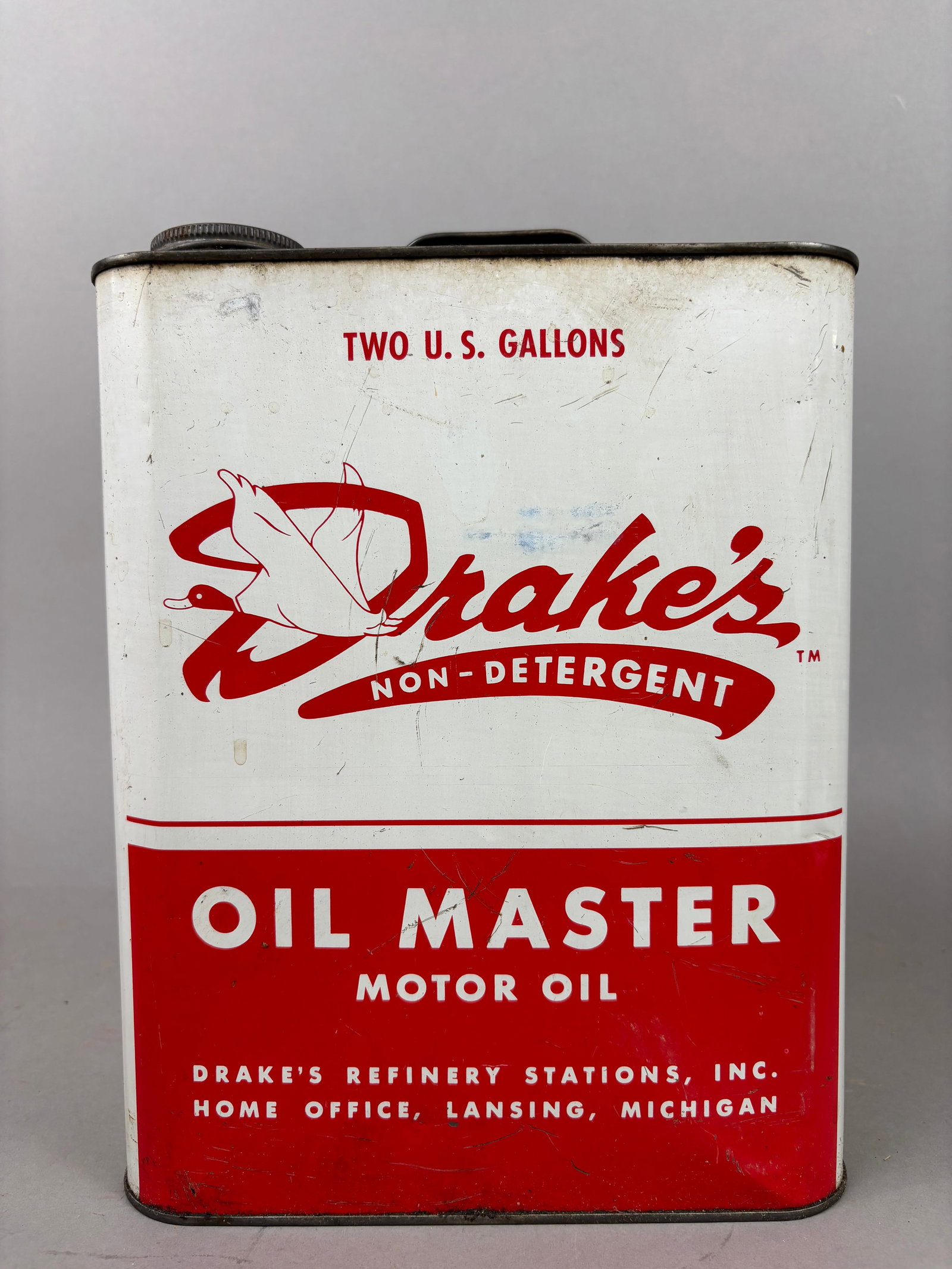Drakes Non Detergent Motor Oil Master 2 Gallon Can: This lot features a Drakea Non Detergent Oil Master 2 gallon can, can is empty has some dents, please review all pictures for best description.