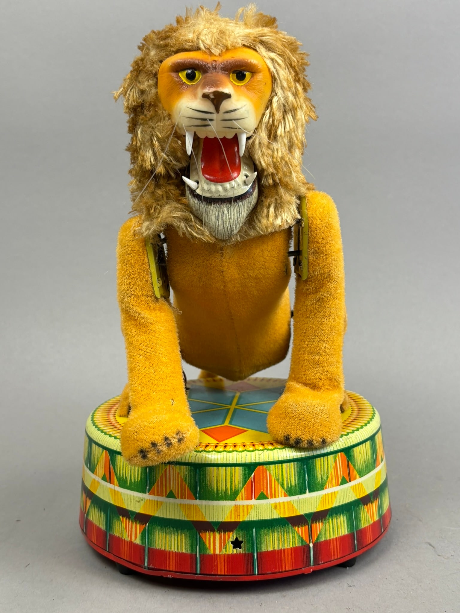Japanese Tin Battery OP Circus Lion Magic Toy: This lot features a vintage battery operated japanese tin Circus Lion Magic Edition. Toy did not power on and may be missing pieces. Please review all pictures for best description. Overall measuremen