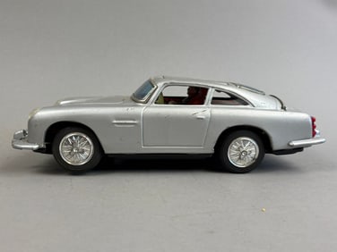 Bandai James Bond Aston Martin DB5 Tin Battery OP