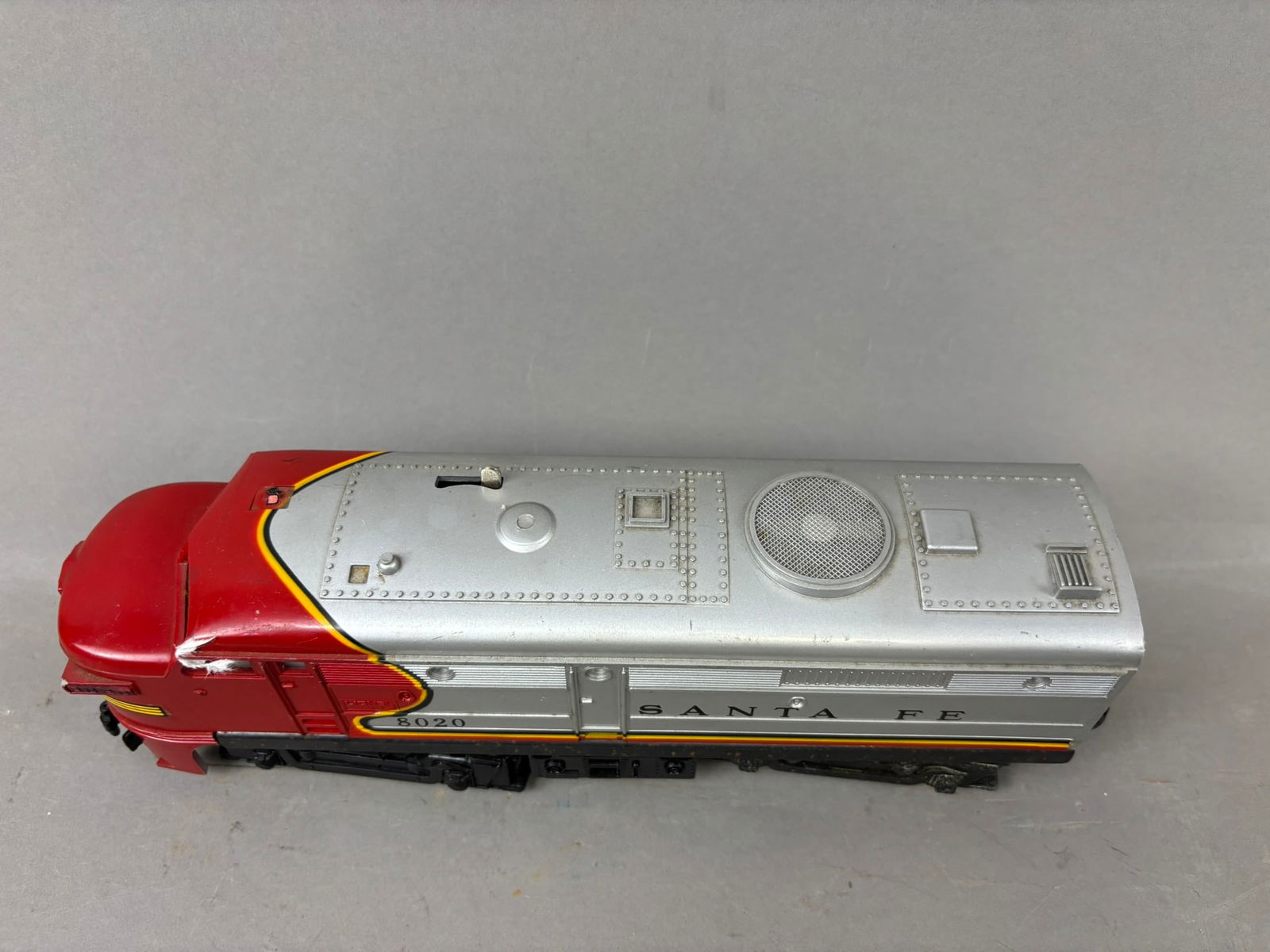 2 Lionel Santa Fe 8020 Engine Car Amtrak 6403 Cars: This lot features 4 vintage Lionel train cars. 2 Santa Fe 8020 and 2 Amtrak 6403. All toys are untested. Please review all pictures for best description.