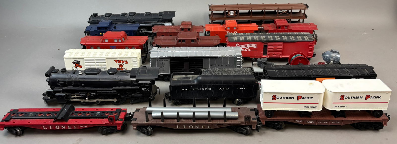 Lionel Engine 8206 Toys R Us Several Cars Train Set (1 of 19)