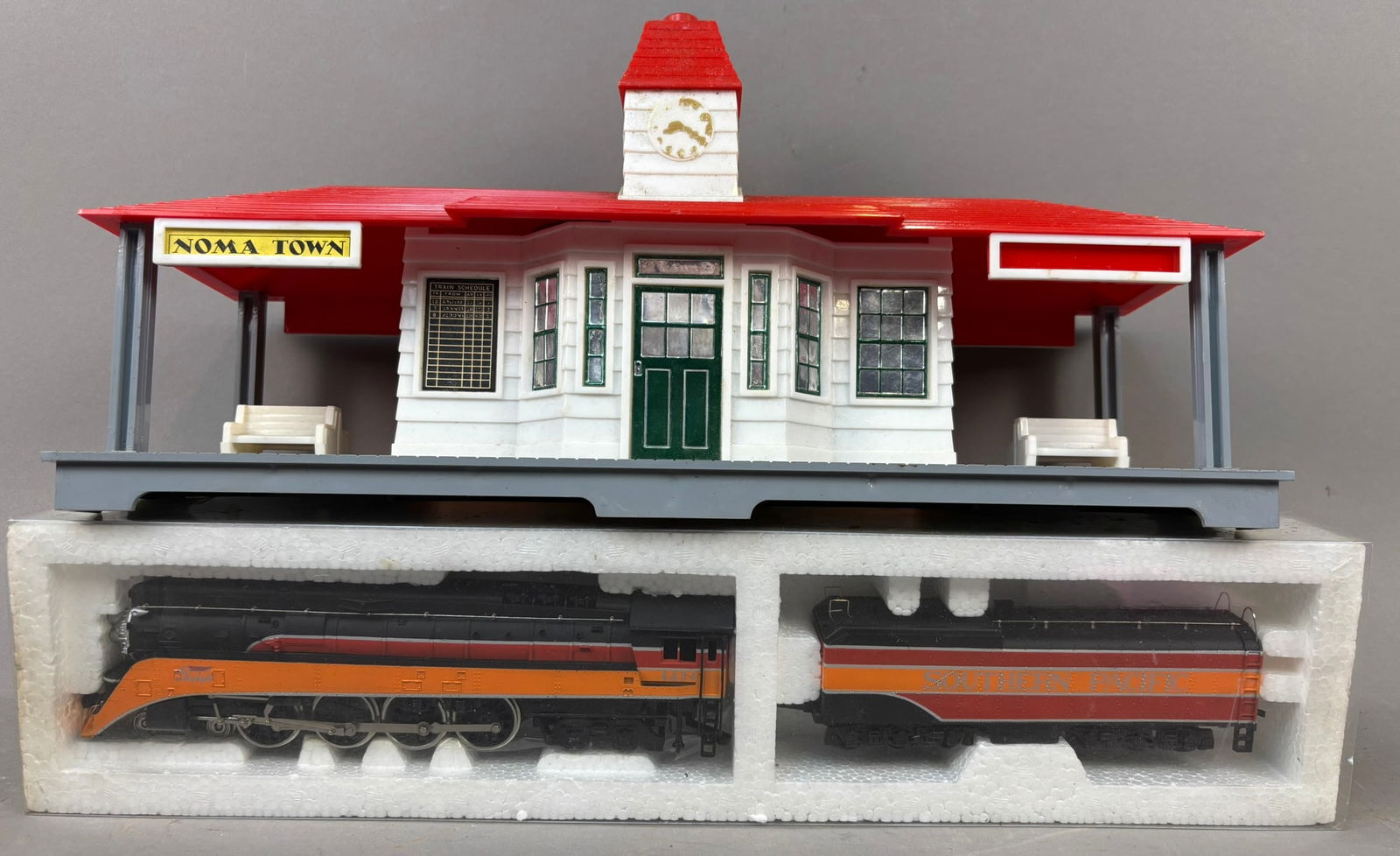 Lionel HO Southern Pacific Daylight Engine 4454 Tender (1 of 14)