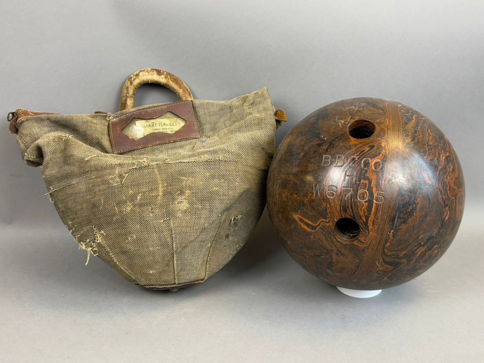 Vintage 1940s Brunswick B-B-C Co 2 Hole Ebonite Bowling Ball Model W6705 (1 of 18)