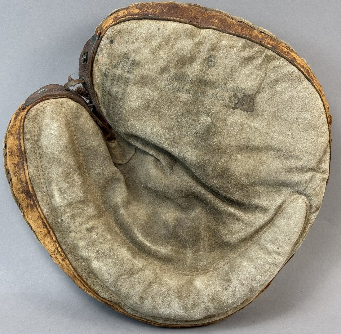 Antique 1890s Spalding Crescent Padded Leather Catchers Mitt: Extremely nice original crescent padded Spalding catchers mitt. Nice cloth label. Nice crescent pad and strong stampings.
