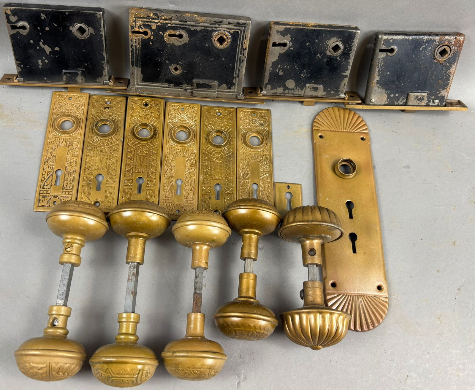 Ornate Antique Victorian Lot 17 Brass Door Knobs Plates & Locks (1 of 11)