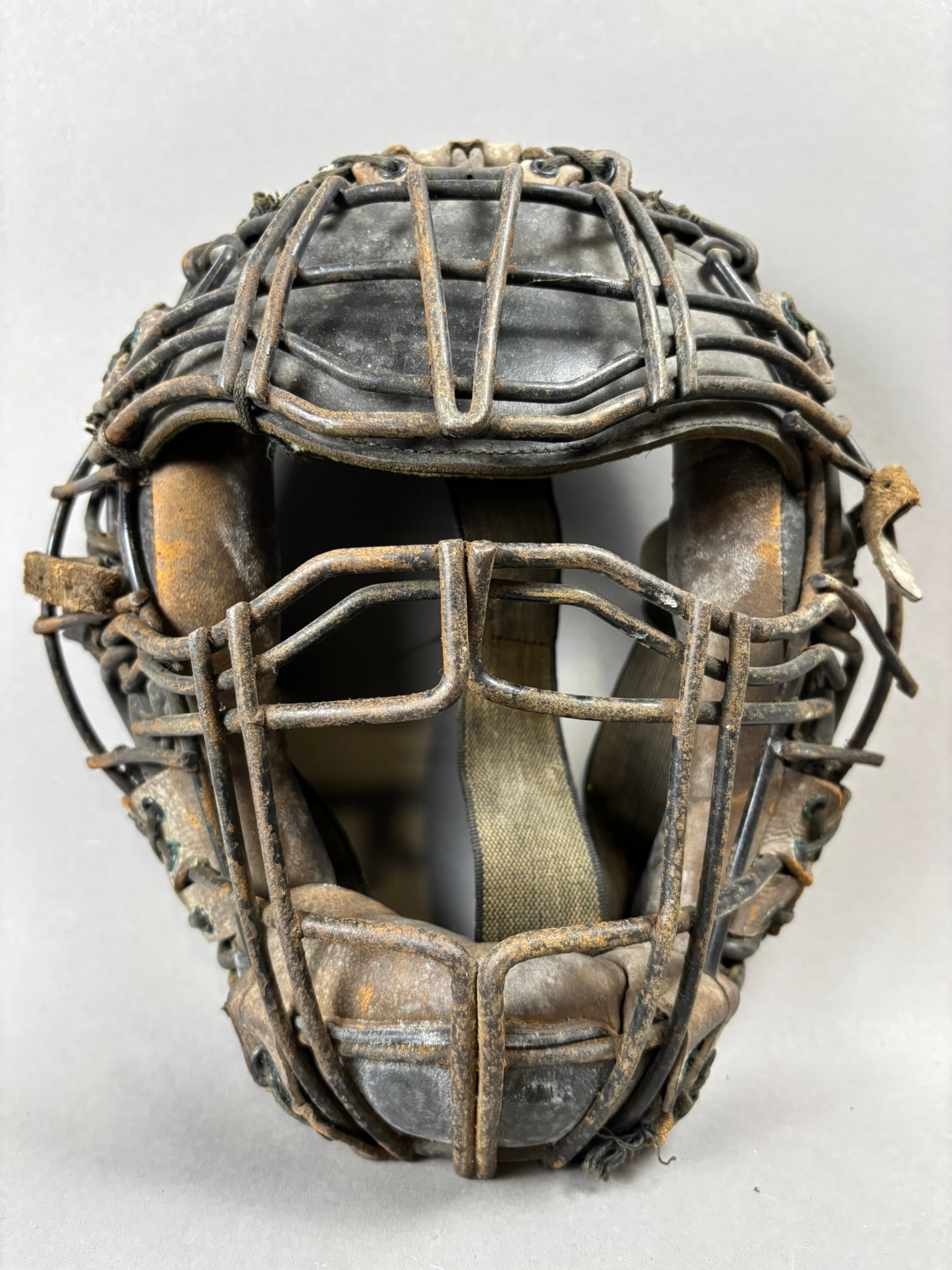 Antique 1920s Draper & Maynard Goggle Eye Catchers Mask w/ Visor: Spectacular original ca. 1920s Draper & Maynard goggle eye catchers mask with built in visor. Great original condition with sewn on tag on head strap as shown. PLEASE NOTE WE OFFER IN HOUSE SHIPPING &