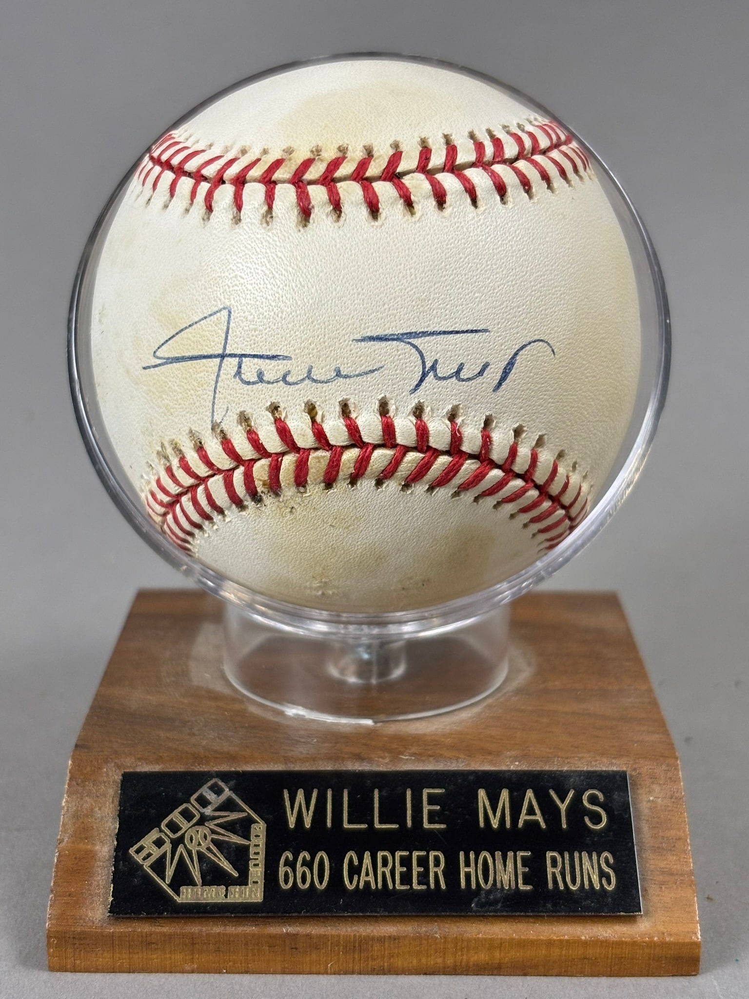Willie Mays Single Signed Rawlings RO-N William White Baseball: Wonderful single signed original Willie Mays Rawlings RO-N National League William White baseball. Comes with original case & plaque marked 660 Career Home Runs. PLEASE NOTE WE OFFER IN HOUSE SHIPPING