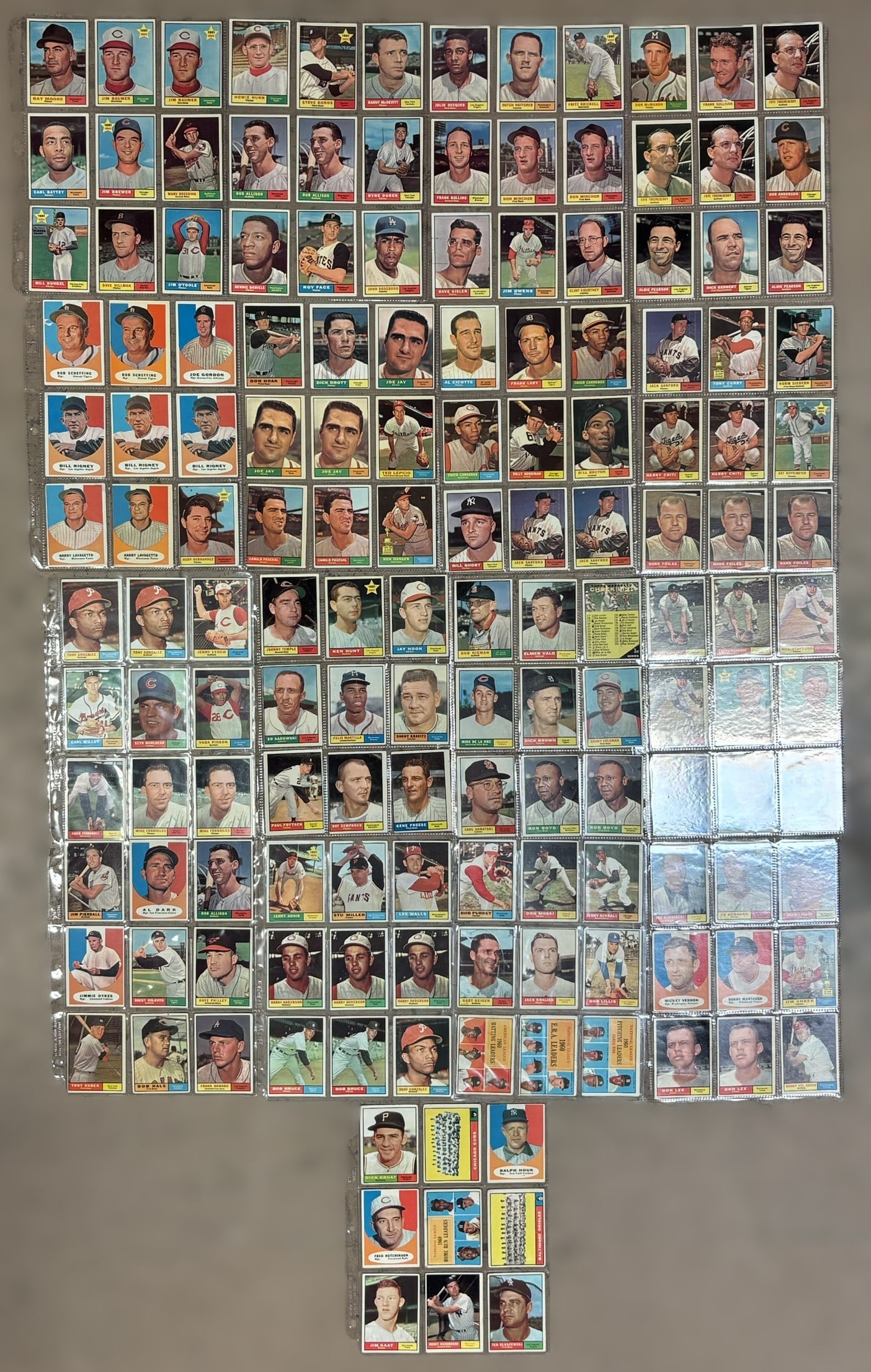 Lot 153 1961 Topps Baseball Cards VG+ to EX+: Great original lot of 153 Topps Baseball Cards. Varying conditions. Mostly VG to EX condition. PLEASE NOTE WE OFFER IN HOUSE SHIPPING & HAVE BIDDING AVAILABLE ON OUR OWN WEBSITE! If you win on LIVE AU