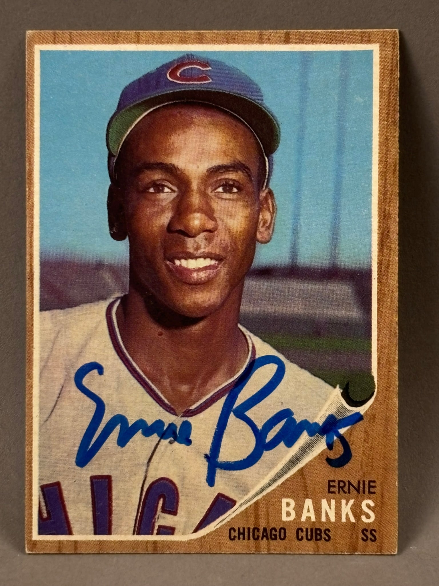 1962 Topps #25 Ernie Banks Signed EX-NM+ Baseball Card: Strong and bold signature on the 1962 Ernie Banks. PLEASE NOTE WE OFFER IN HOUSE SHIPPING & HAVE BIDDING AVAILABLE ON OUR OWN WEBSITE! If you win on LIVE AUCTIONEERS, please click "SELF ARRANGED