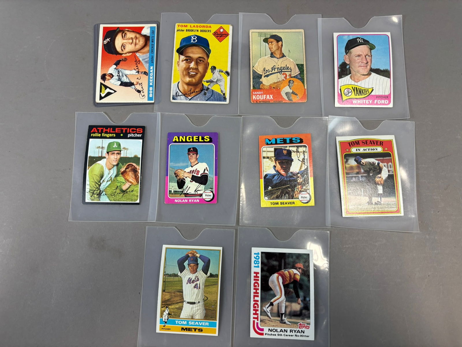 Lot 10 Topps HOF Baseball Pitchers Ryan Seaver Koufax Fingers: Great original pitcher lot. Varying condition from G to EX. 1954 Lasorda 132, 1955 Keegan 10, 1963 Koufax 210, 1965 Ford 330, 1970 Fingers 384, 1972 Seaver 446, 1975 Mini Seaver 370, 1975 Mini Ryan 50