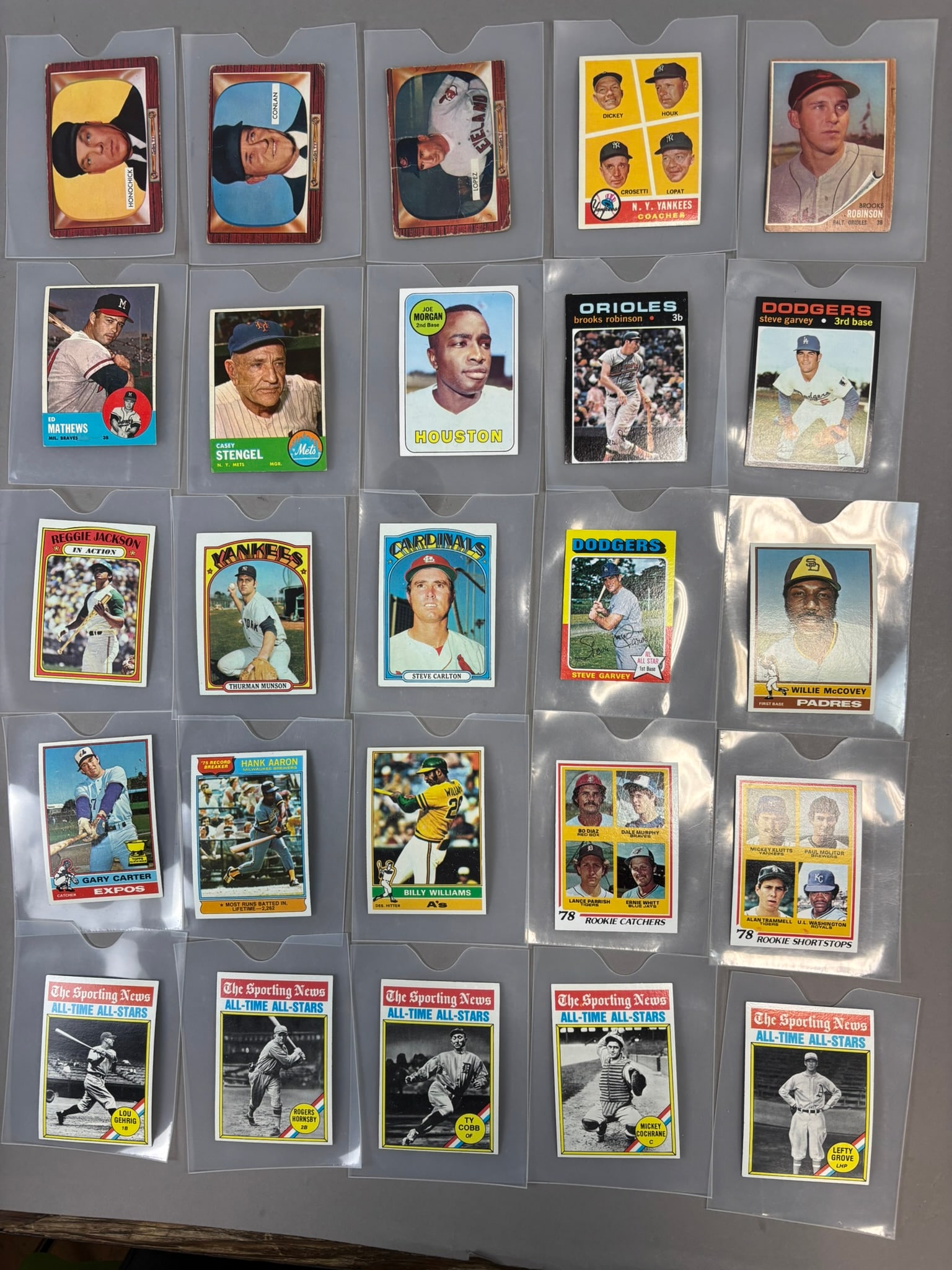 Lot 25 Topps & Bowman 1955-1978 RC HOF Baseball Cards Robinson Mathews McCovey: (3) 1955 Bowman Color Lopez 308, Conlan 303, Honochick 267, 1960 Yankee Coaches 465, 1962 Robinson, Brooks 45, 1963 Mathews 275, 1963 Stengel 233, 1969 Morgan 35. 1971 Robinson, Brooks 300, 1971 Garve