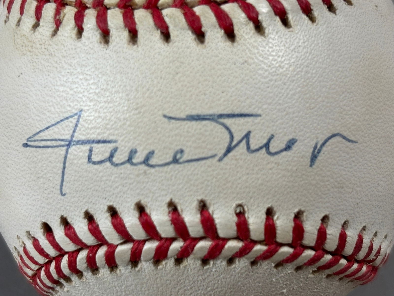 Willie Mays Single Signed Rawlings ONL Baseball HOF: Great original Willie Mays single signed Rawlings ONL ball. See all photos and all other autograph balls from the same collection. PLEASE NOTE WE OFFER IN HOUSE SHIPPING & HAVE BIDDING AVAILABLE ON OU