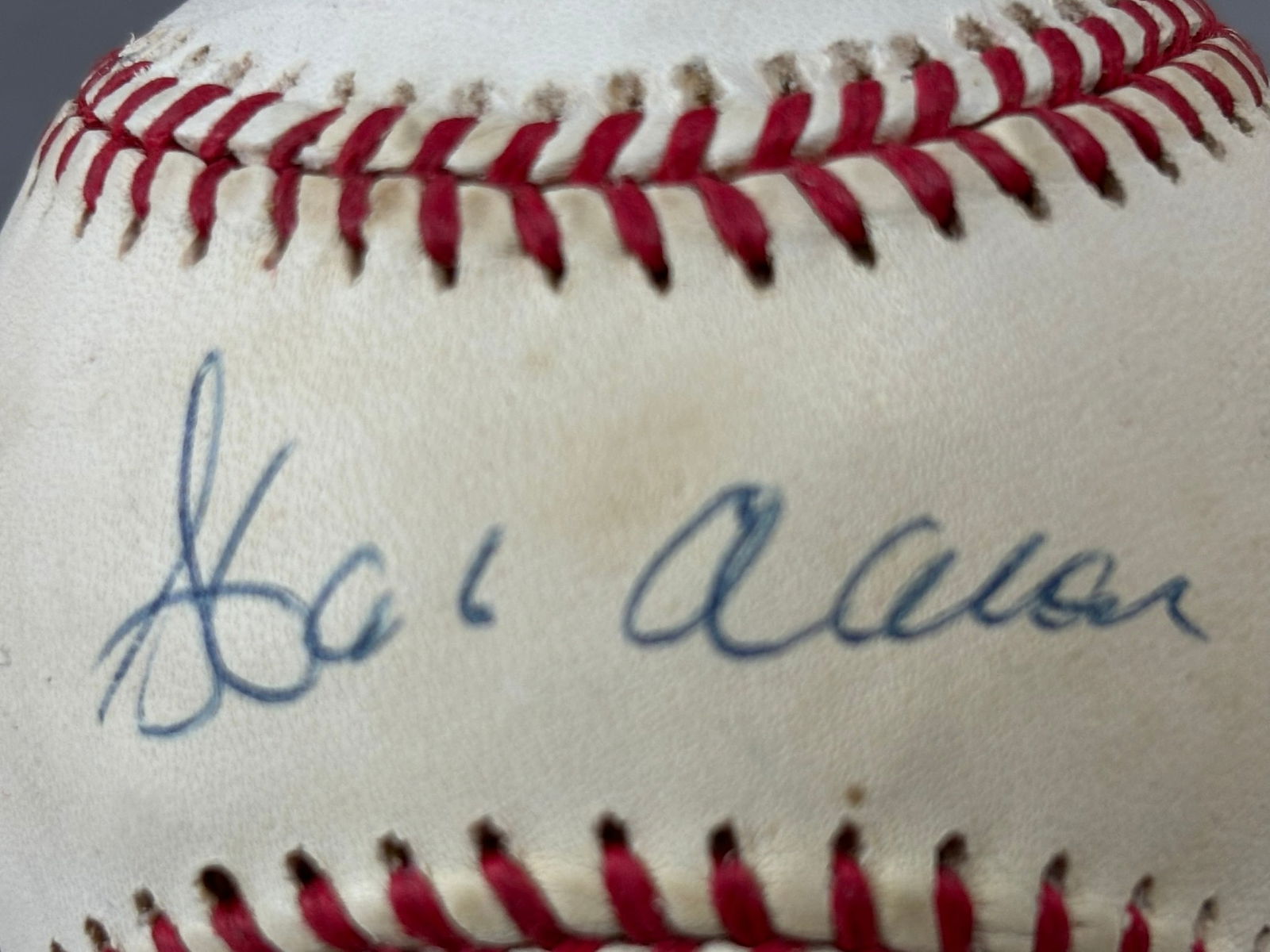 Hank Aaron Single Signed Rawlings ONL Baseball HOF: Great original Hank Aaron single signed Rawlings ONL ball. See all photos and all other autograph balls from the same collection. PLEASE NOTE WE OFFER IN HOUSE SHIPPING & HAVE BIDDING AVAILABLE ON OUR