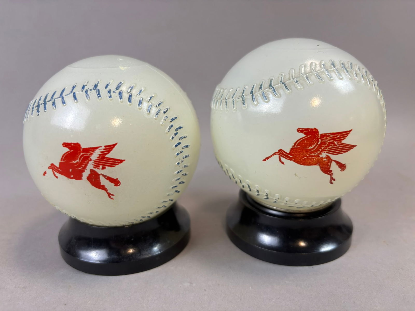 Pair Mobil Gas Original Detroit Tigers 1950s Milk Glass Baseball Coin Banks: Great original pair of milk glass banks. One is tigers, one is just mobil. Condition is quite good. PLEASE NOTE WE OFFER IN HOUSE SHIPPING & HAVE BIDDING AVAILABLE ON OUR OWN WEBSITE! If you win on LI