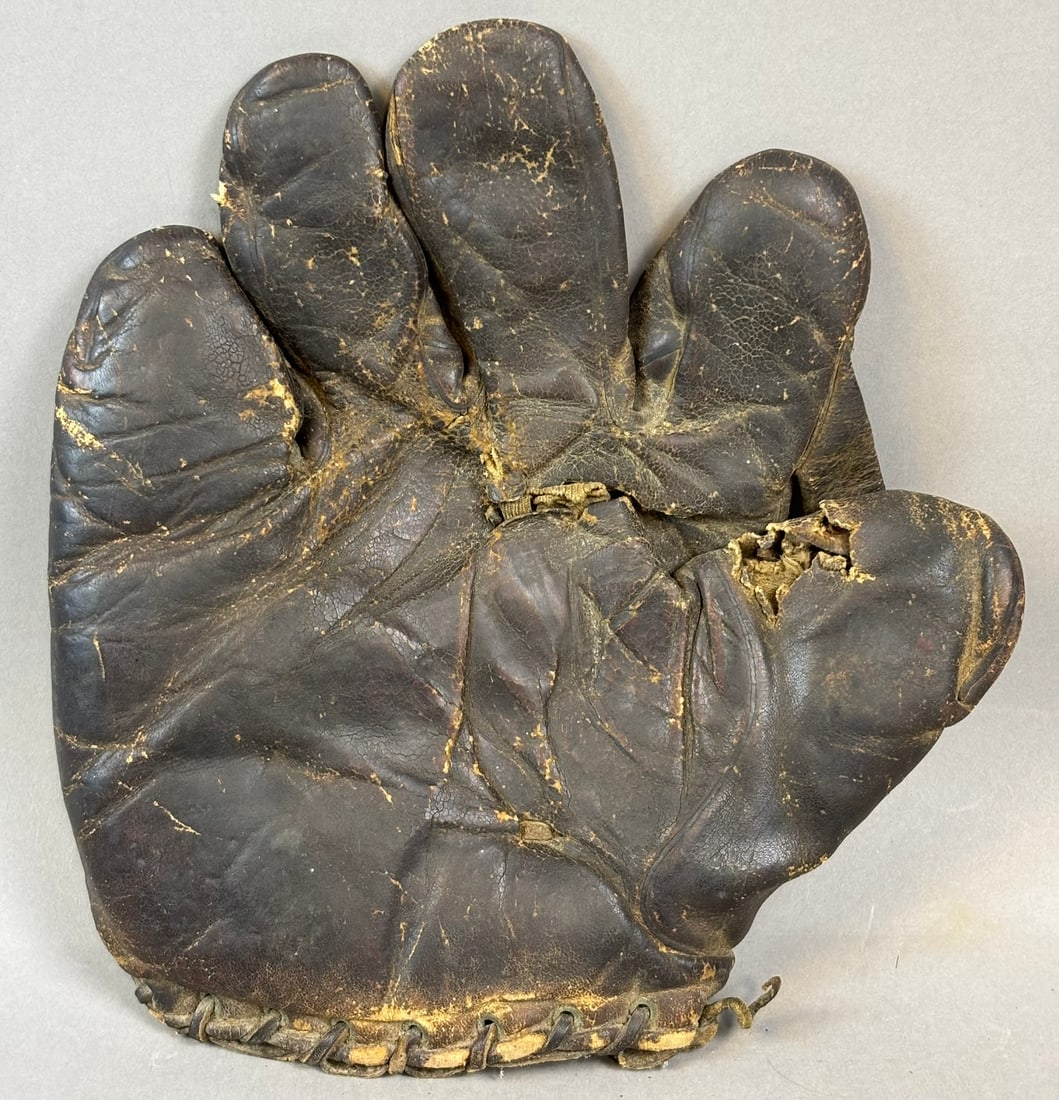 Antique Spalding 1920s 1" Web Leather LHT Baseball Glove Mitt: Beautifully used worn patina condition. LHT. PLEASE NOTE WE OFFER IN HOUSE SHIPPING & HAVE BIDDING AVAILABLE ON OUR OWN WEBSITE! If you win on LIVE AUCTIONEERS, please click "SELF ARRANGED