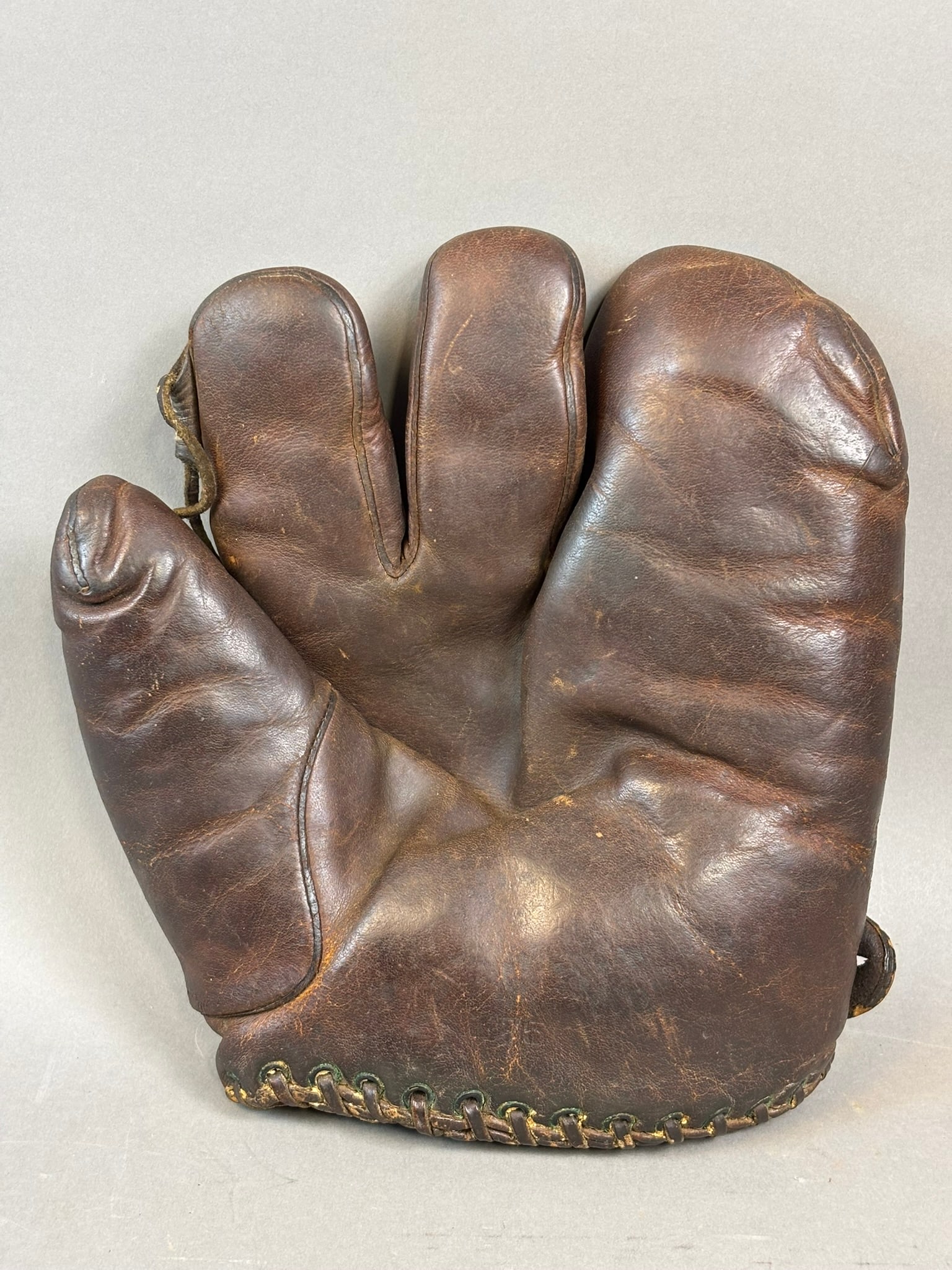 Antique Draper & Maynard Lutzke 3 Finger RHT G75 Model Baseball Glove: Great original Draper & Maynard G75 model 3 finger Lutzke baseball player. Very HTF mitt. Great original cloth label as shown. PLEASE NOTE WE OFFER IN HOUSE SHIPPING & HAVE BIDDING AVAILABLE ON OUR