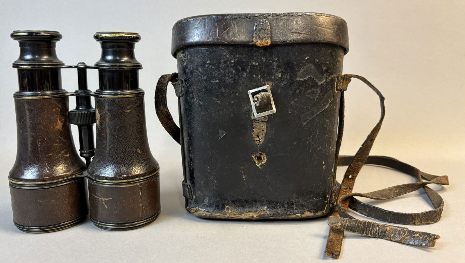 Antique French Lemaire Paris Opera Binoculars w/ Leather Case: Offered here is an antique pair of French Lemaire Paris opera binoculars, complete with their original leather carrying case. The eyepiece is clearly marked “Lemaire Fabt Paris,” identifyi