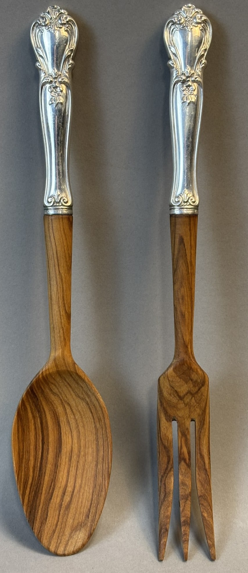 Webster Sterling Silver Handle Olive Wood Salad Serving Set 10.5": Offered here is a handsome vintage olive wood salad serving set featuring sterling silver handles by Webster. Each piece measures approximately 10.5 inches in length and consists of richly grained oli