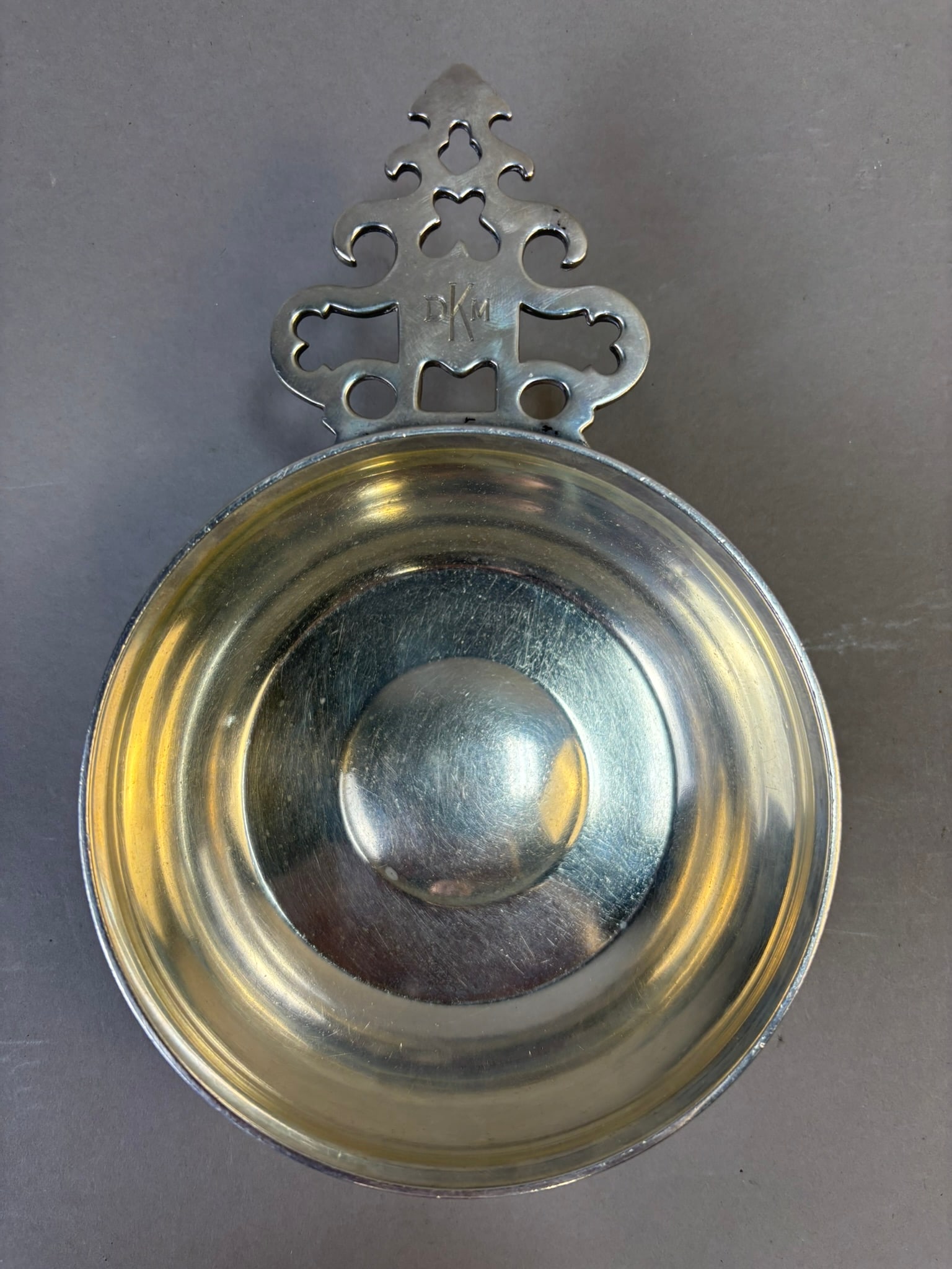 Tiffany & Co Sterling Silver Model 1369 Porringer Bowl 250 Grams: Offered here is a fine Tiffany & Co. sterling silver porringer bowl, pattern number 1369, weighing approximately 250 grams. This classic form features a circular bowl with a beautifully pierced and sc