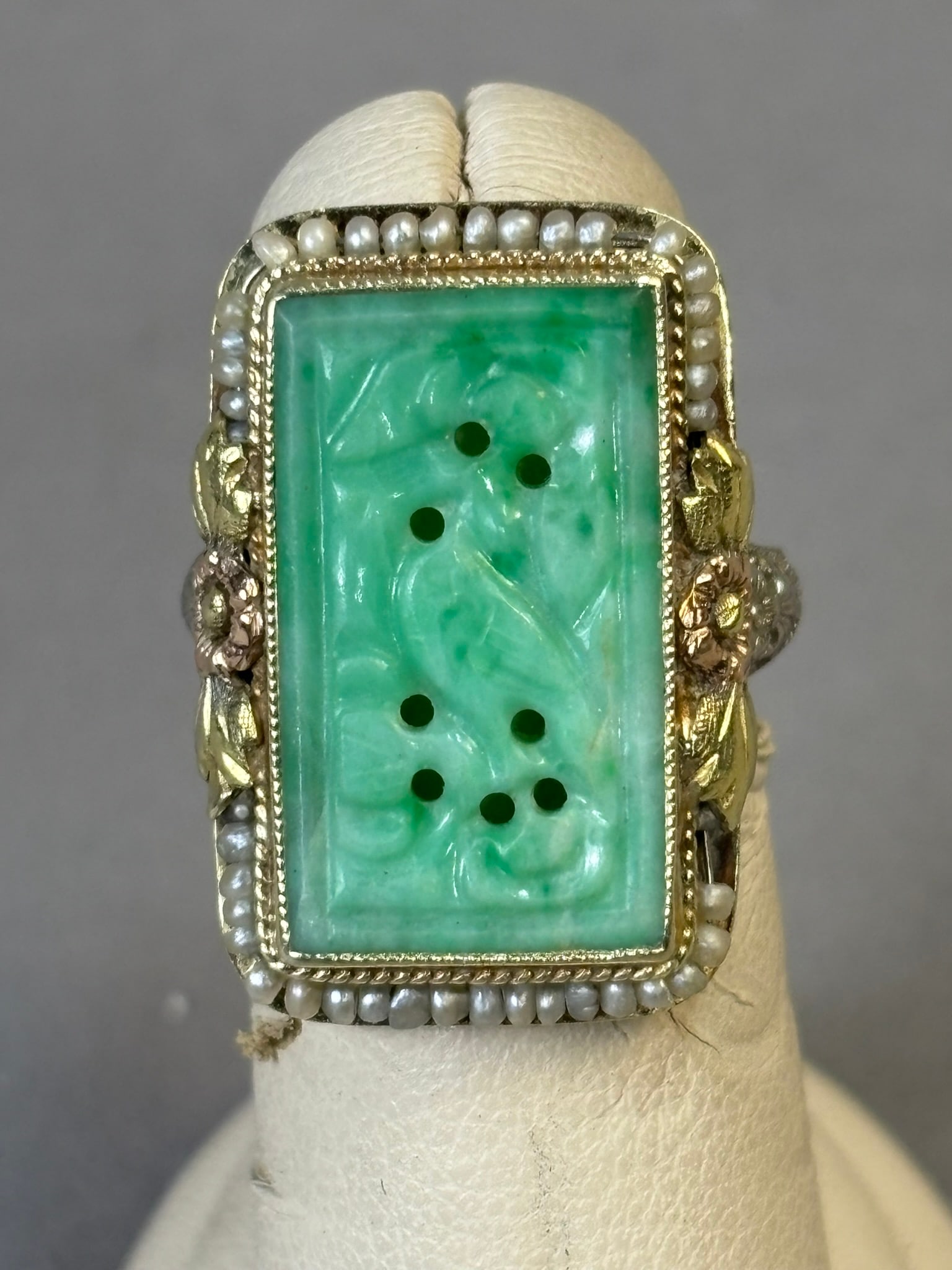 14K White & Yellow Gold Carved Jade & Seed Pearl Ring 6.59 Grams Sz 5.5: Size 5.5 - A striking and beautifully detailed vintage ring featuring a carved rectangular jade plaque set in an ornate 14K gold mounting. The vibrant green jade panel displays elegant carved scrollwo