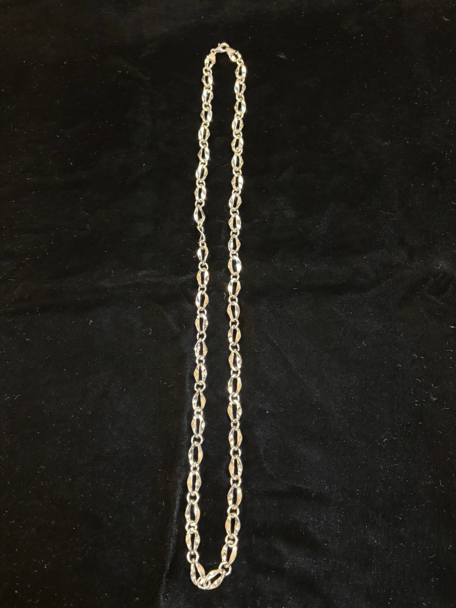 14KT Italy White Gold Mariner Link Chain Necklace 12.58g 28" Long: 14K white gold mariner link chain necklace featuring alternating elongated oval links with internal bar styling. The clasp and tag are marked 14K Italy indicating Italian manufacture. Necklace measure