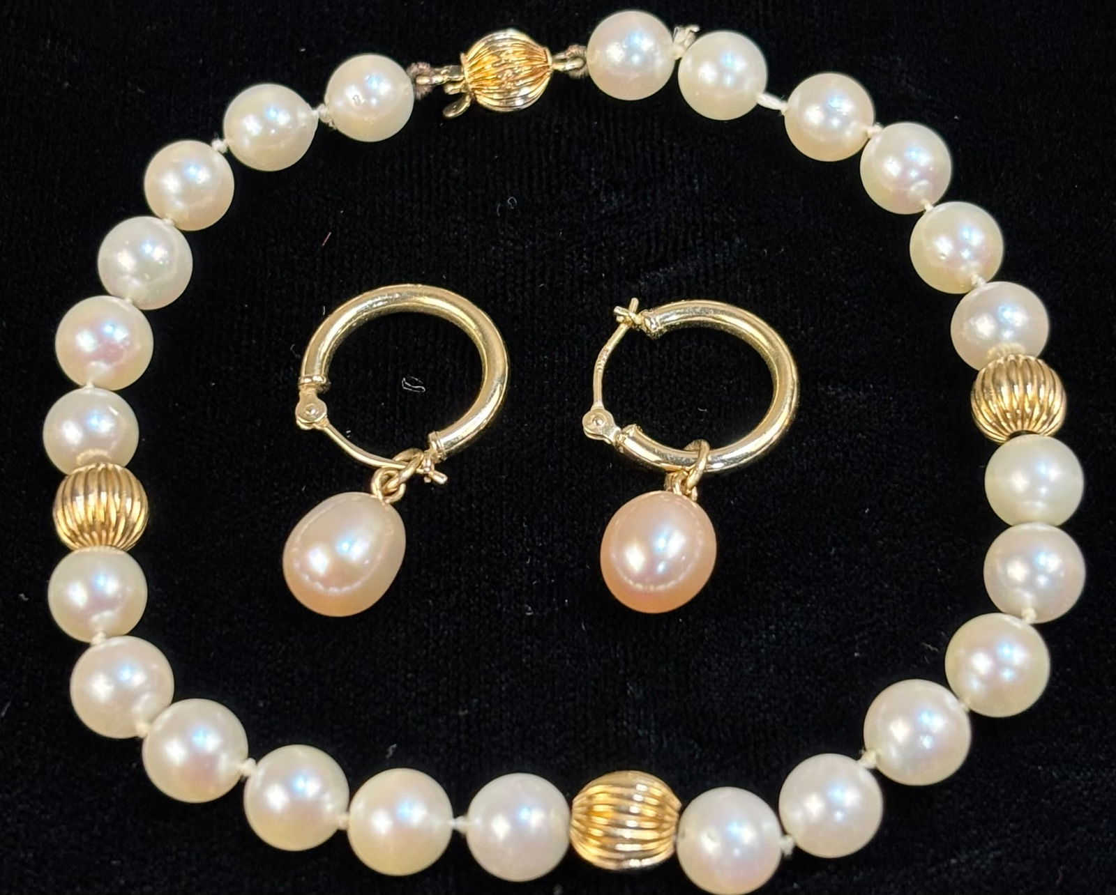 14K Gold Pearl Bracelet & Pearl Drop Hoop Earrings Set 11.52g: Matching 14K yellow gold pearl jewelry set including a cultured pearl bracelet with decorative ribbed gold bead spacers and a pair of coordinating pearl drop hoop earrings. The bracelet features round