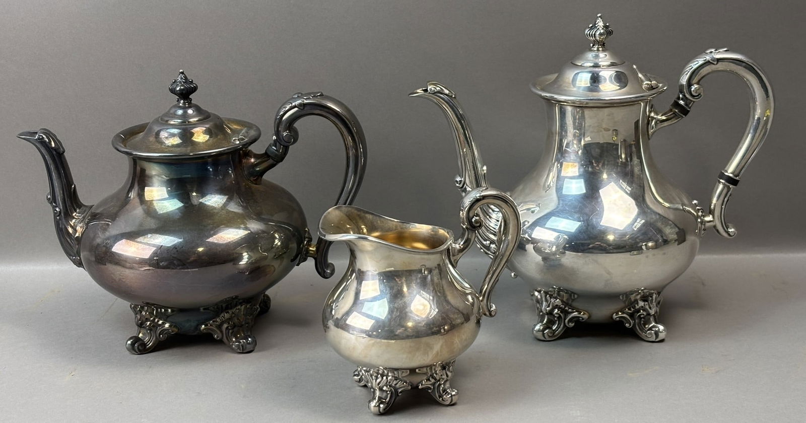 Reed & Barton Regent 5600 Silverplate Tea Coffee Set 3pc: Offered here is a handsome three-piece Reed & Barton silverplate tea and coffee service in the elegant Regent pattern, form number 5600. This refined mid-20th century service includes: • Coffee