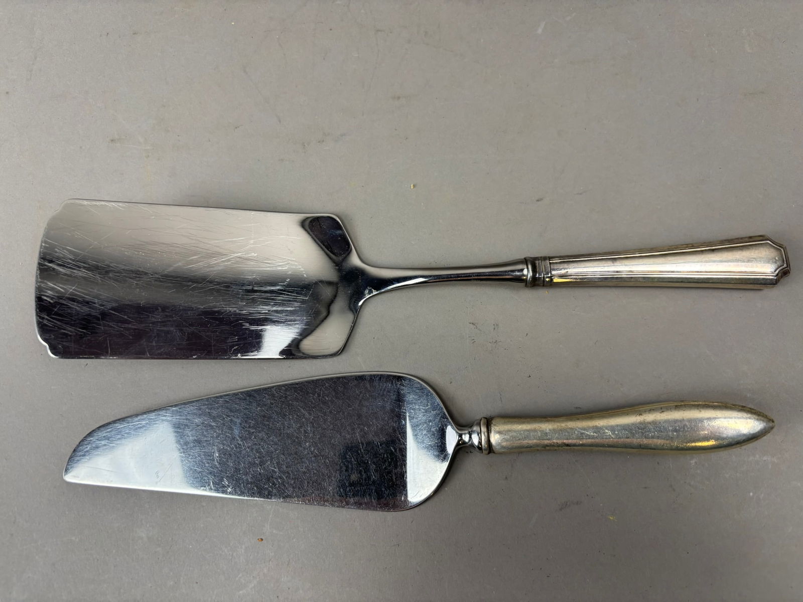 Pair Sterling Silver Handled Cake & Pie Servers 236g 7.59 Troy Oz: Pair of sterling silver handled serving utensils including a cake server and pie server, each measuring approximately 10.5 to 11.25 inches in length. The pair weighs a combined 236 grams, equivalent t