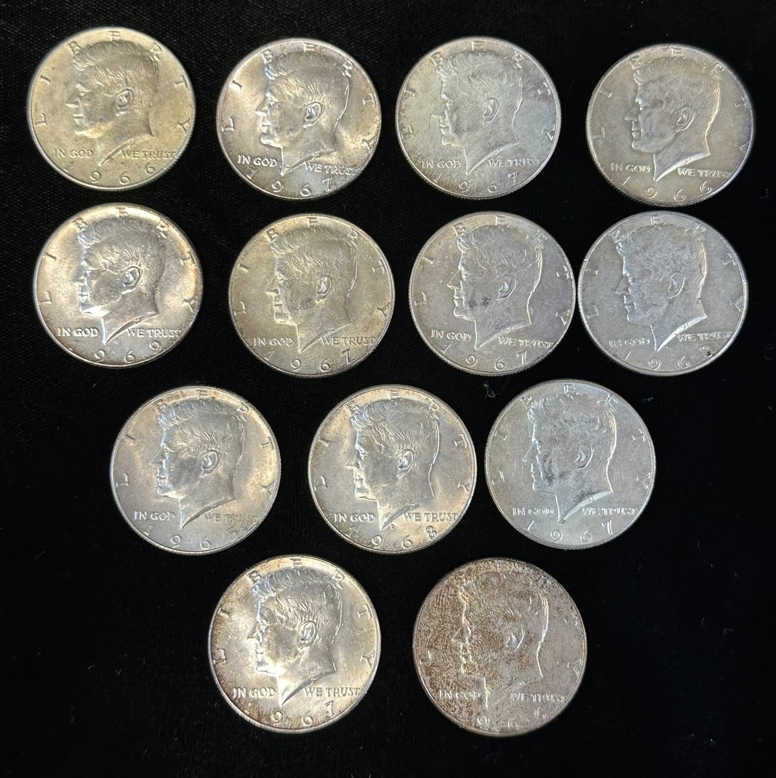14 Kennedy Half Dollars 60s Silver Coins 40% Overall Weight 150g: Group of fourteen United States Kennedy half dollars dating from the 1960s including a mixture of early issues visible in the photographs such as 1966, 1967, 1968, and 1969 examples. Coins display cir