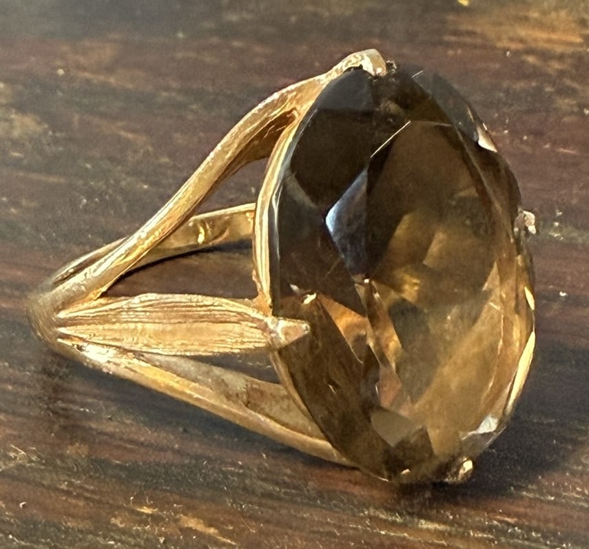 14K Gold Smoky Quartz Statement Ring Large Oval Stone Size 7.5 8.75g: Vintage statement ring crafted in solid 14 karat yellow gold and set with a large faceted oval smoky quartz gemstone displaying rich brown coloration and strong light reflection. The stone is mounted