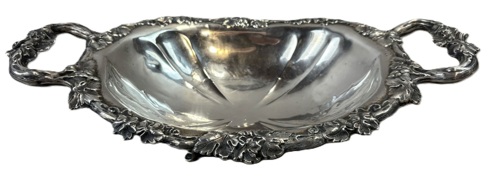 Large Sterling Silver Grapevine Handled Centerpiece Bowl 398g 15x9x4: Large and impressive sterling silver centerpiece bowl featuring richly cast grapevine, leaf, and grape cluster decoration surrounding the rim and handles. The oval bowl measures approximately 15 inche