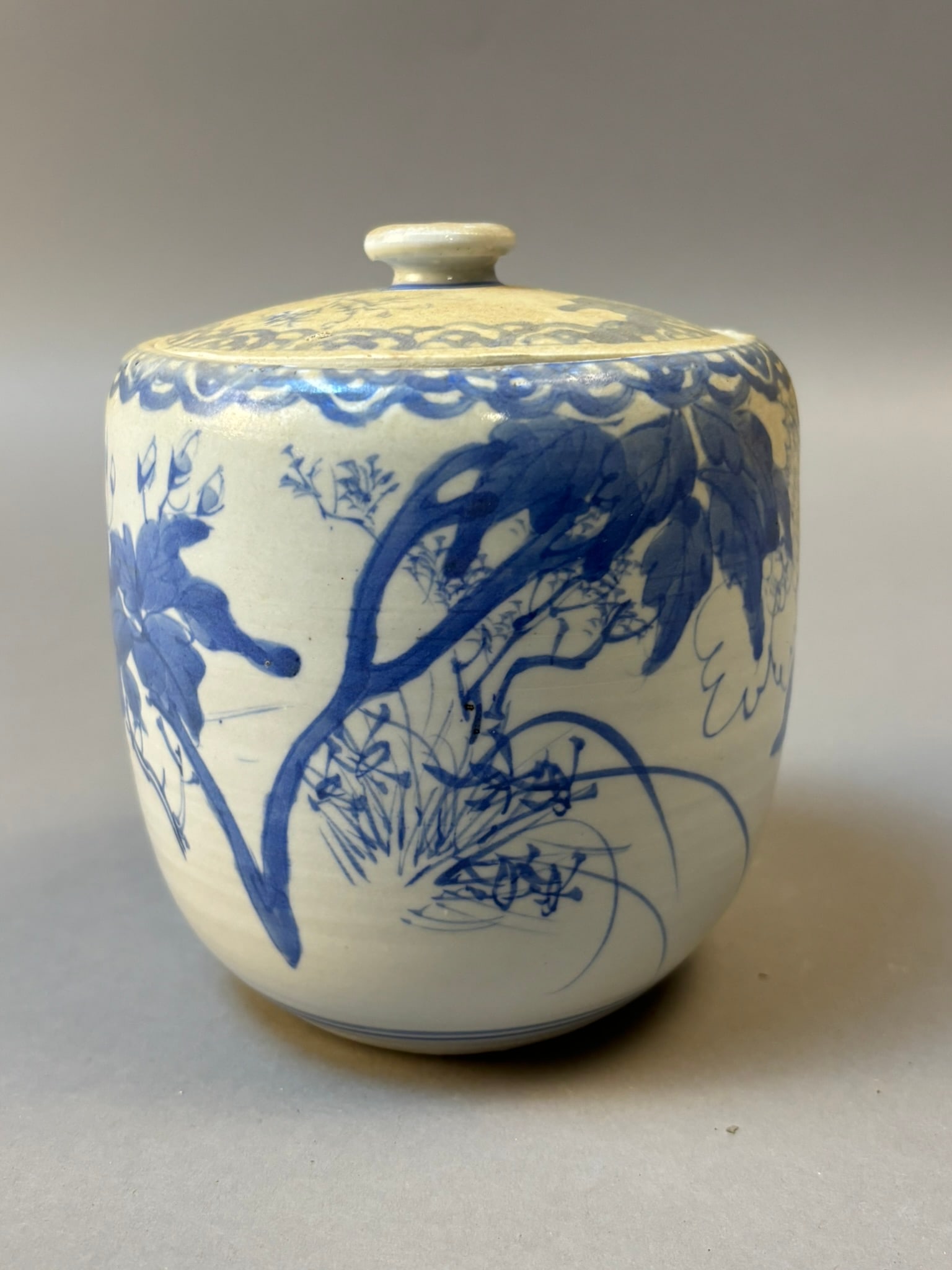 Chinese Qing Blue & White Porcelain Covered Ginger Jar Floral Decor: Chinese blue and white porcelain covered ginger jar decorated with loose hand painted floral and chrysanthemum motifs beneath a scalloped cloud border, the lid similarly decorated. Underglaze cobalt d