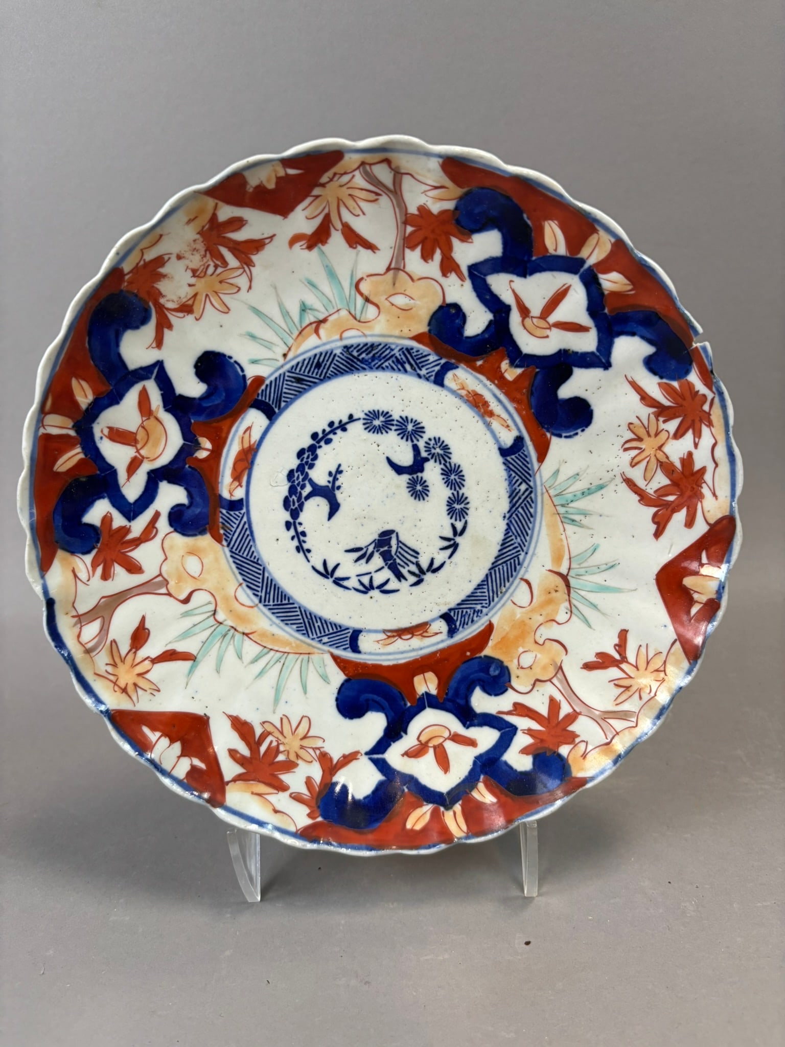 Chinese Imari Porcelain Plate Bamboo & Birds Scalloped Rim 19th Century: Chinese porcelain plate decorated in the Imari palette with underglaze cobalt blue and iron red enamels, featuring a central medallion with stylized bamboo, foliage, and birds enclosed within a circul