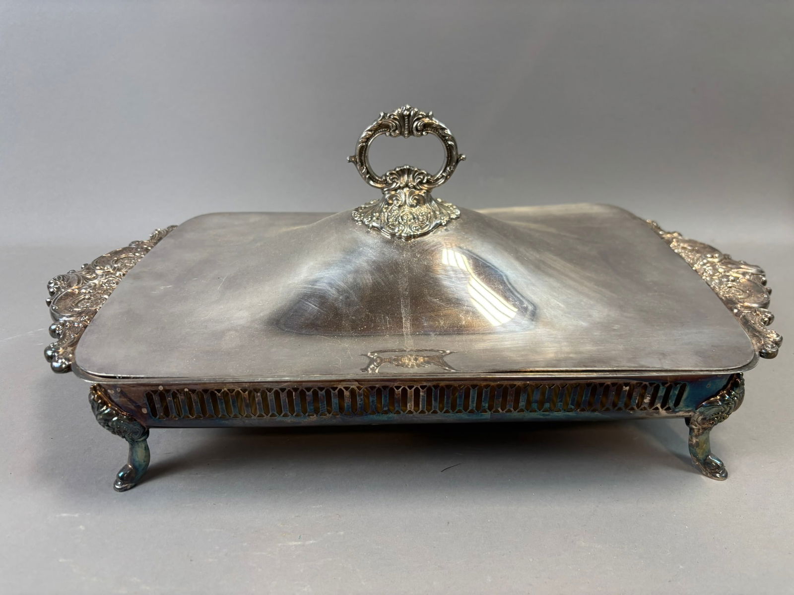 Wallace Baroque Silverplate Covered Serving Dish #226 Ornate Handles: Wallace silverplate covered serving dish in the Baroque pattern, model number 226, featuring an ornate Rococo style handle and elaborate scrolling decoration along the pierced gallery rim and handles.
