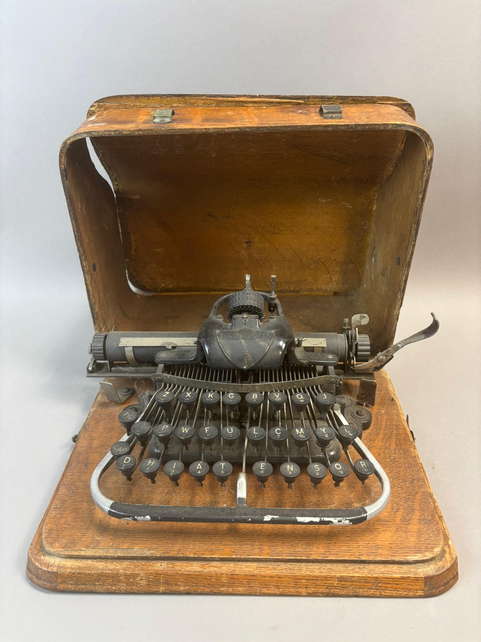Antique Blickensderfer No7 Typewriter Oak Case Stamford Conn: Antique Blickensderfer No. 7 typewriter manufactured by Blickensderfer Manufacturing Company, Stamford, Connecticut, U.S.A., mounted on its original oak base and retaining the shaped wooden protective
